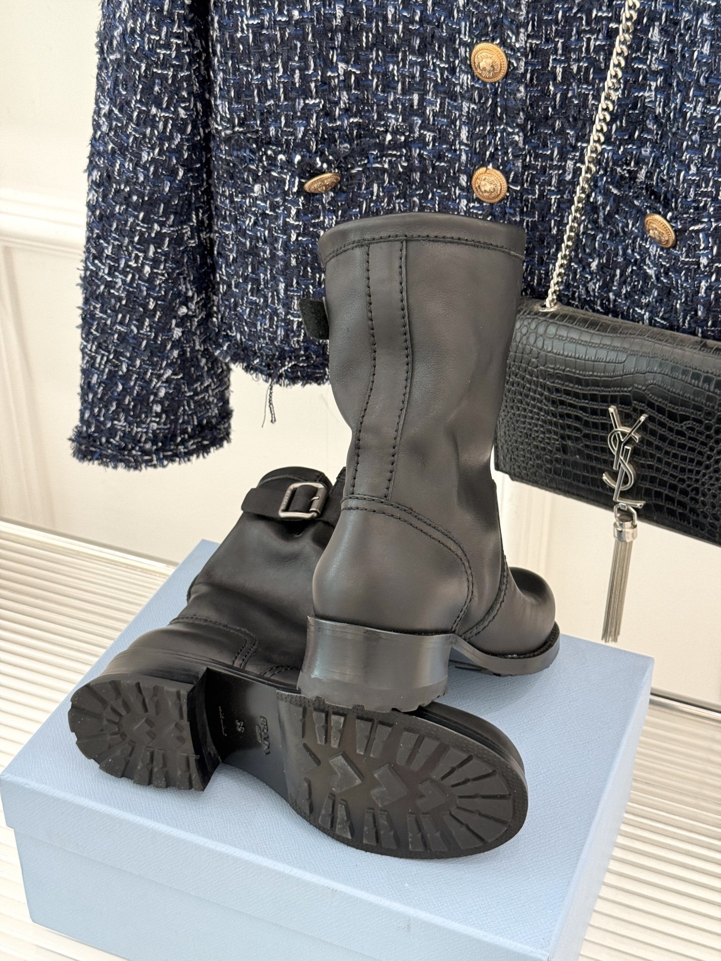 Prada/普拉达25WF秋冬新品皮带扣复古靴子系列经典的皮带扣设计 如同一把时光钥匙打开复古与摩登交融