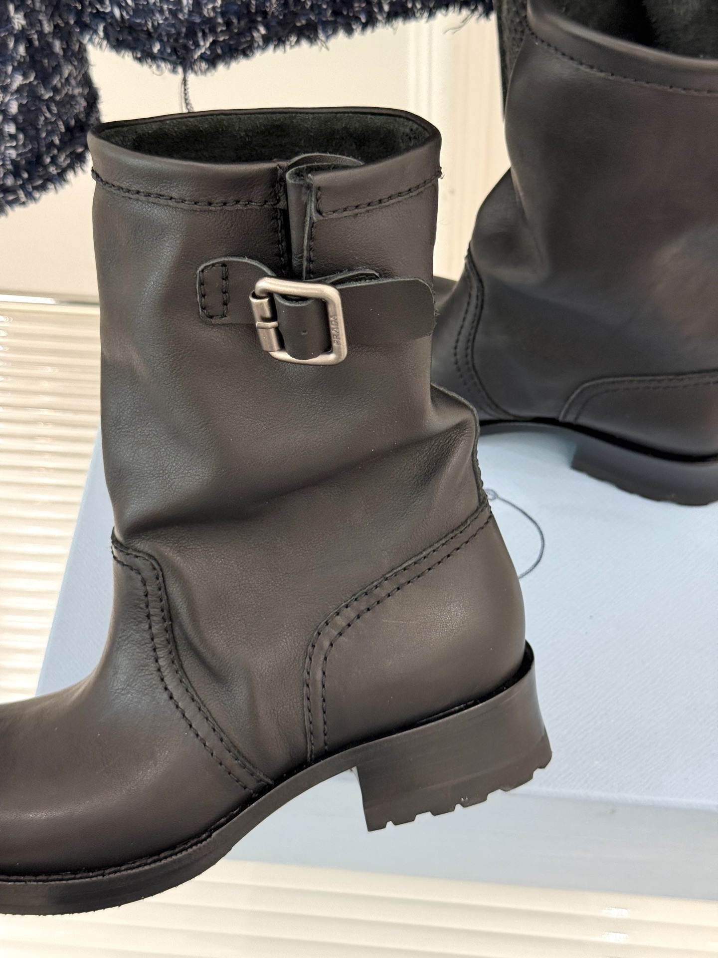 Prada/普拉达25WF秋冬新品皮带扣复古靴子系列经典的皮带扣设计 如同一把时光钥匙打开复古与摩登交融