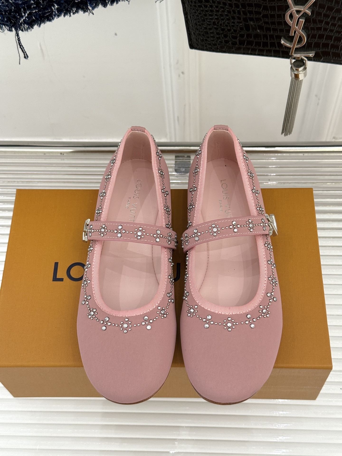 L*V驴牌25WF新品水钻金属扣玛丽珍鞋一字搭带设计 完美贴合足背既增添了鞋子的稳定性 又巧妙修饰脚型最