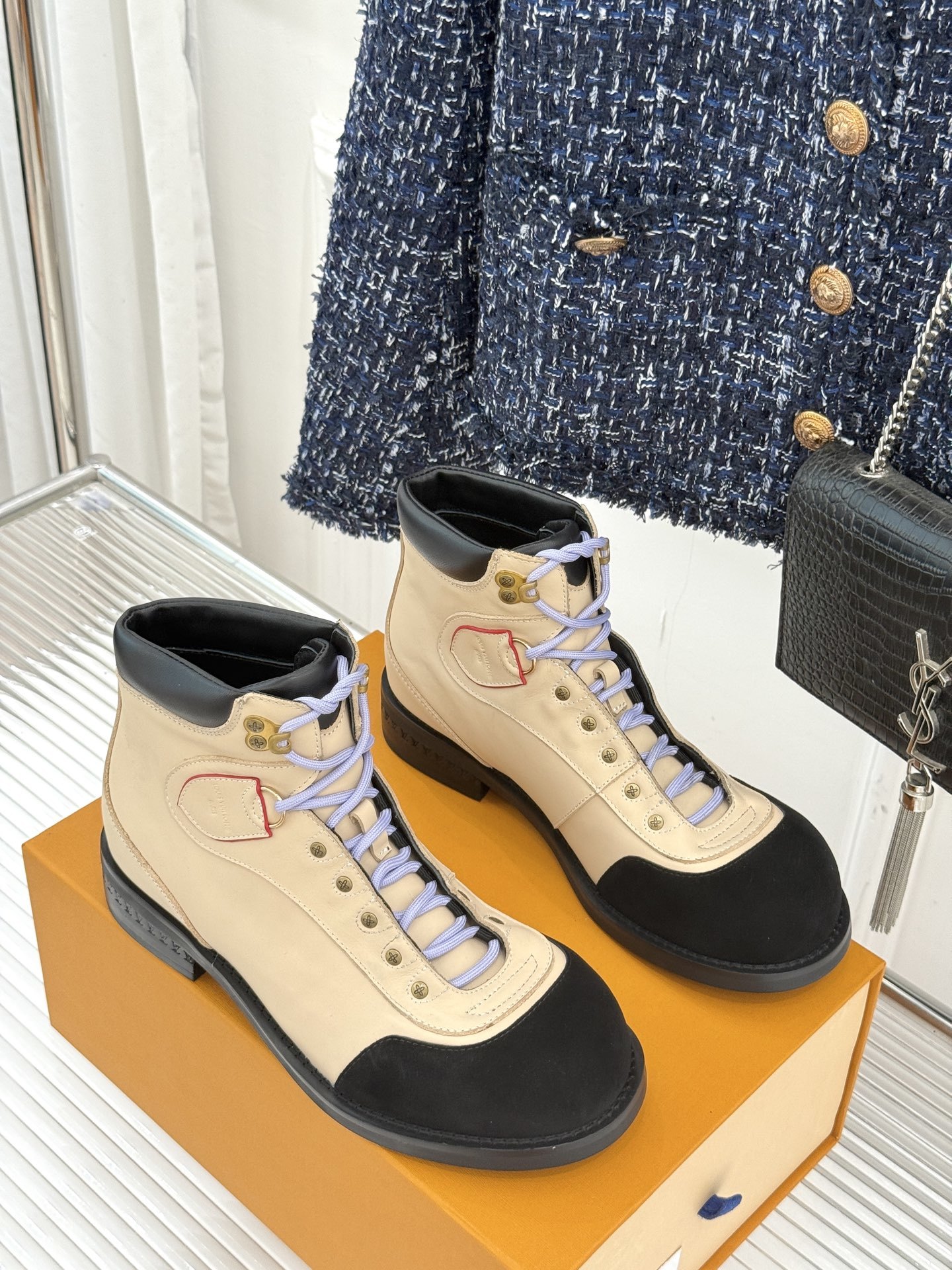 L*V驴牌25WF秋季新品高帮鞋短靴登山鞋踏入lv登山鞋构建的户外美学探索城市与山川间的不羁灵魂。鞋舌处