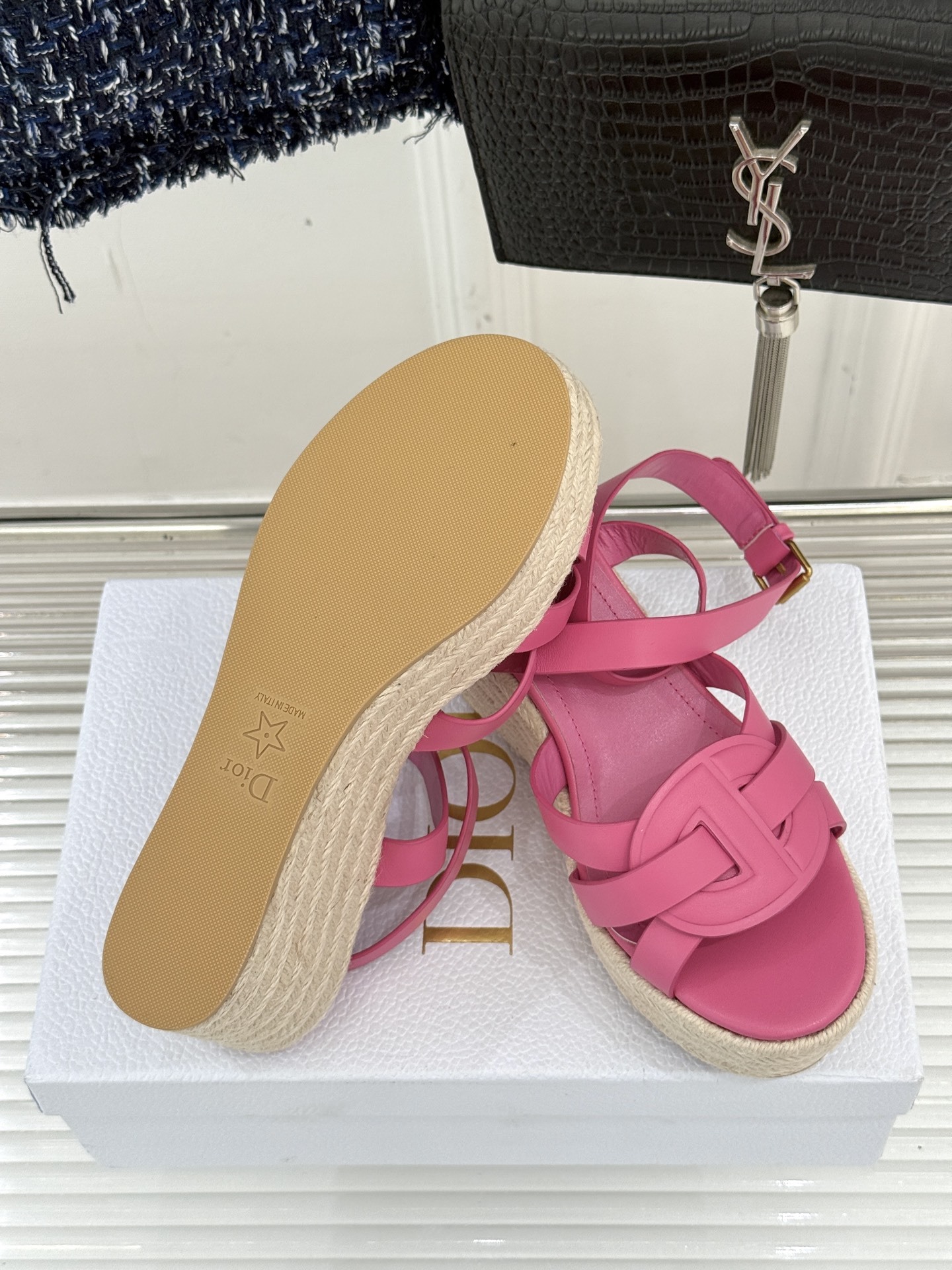 Dior/迪奥25WF新品编织麻绳厚底坡跟拖鞋当夏日的热浪开始席卷 我迫不及待地想要拥抱大海而我的出行搭