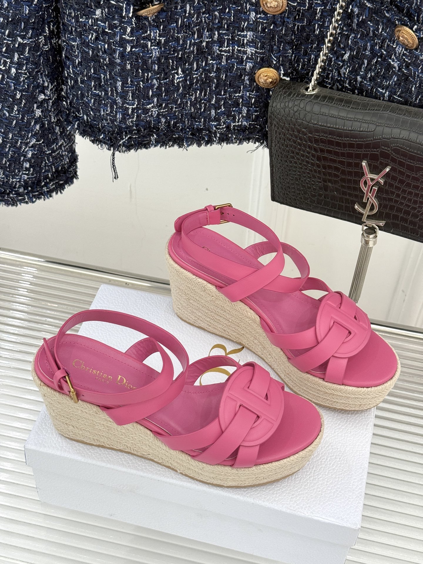 Dior/迪奥25WF新品编织麻绳厚底坡跟拖鞋当夏日的热浪开始席卷 我迫不及待地想要拥抱大海而我的出行搭