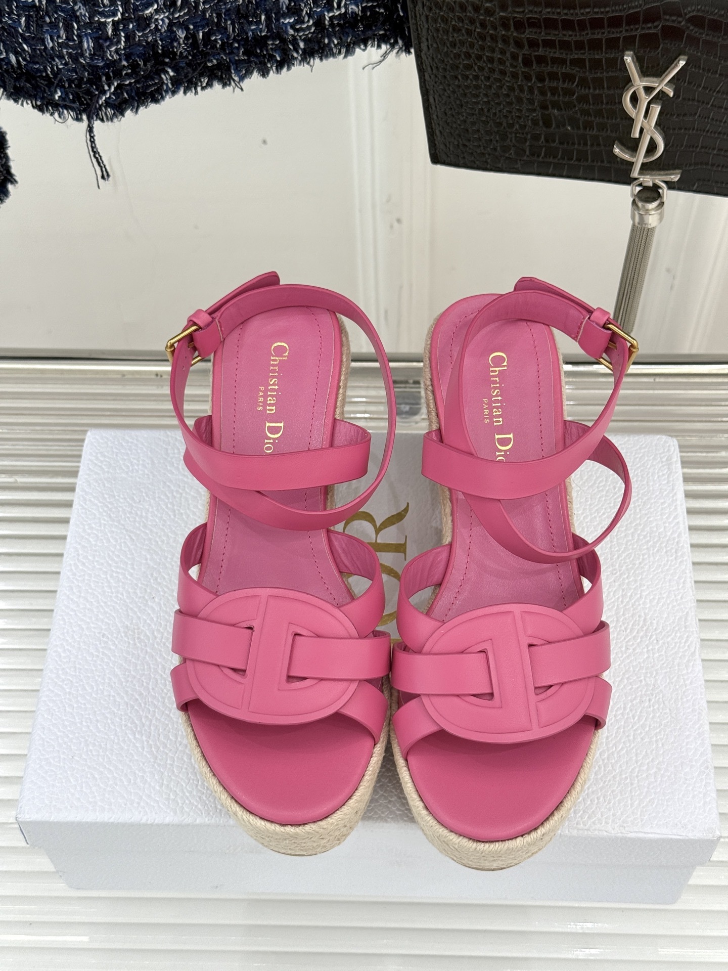 Dior/迪奥25WF新品编织麻绳厚底坡跟拖鞋当夏日的热浪开始席卷 我迫不及待地想要拥抱大海而我的出行搭