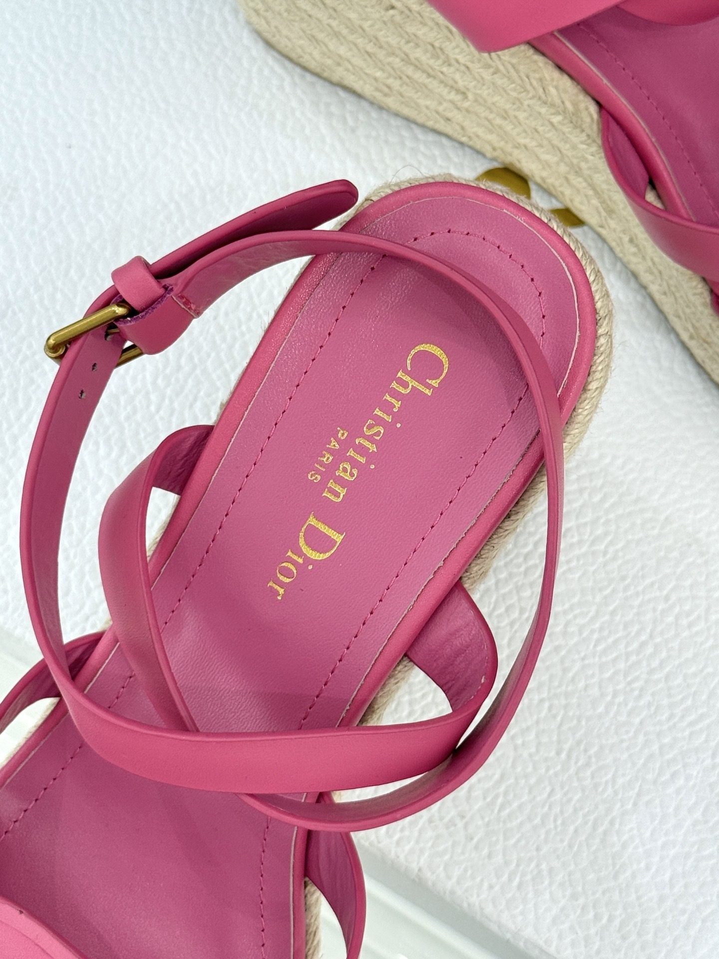 Dior/迪奥25WF新品编织麻绳厚底坡跟拖鞋当夏日的热浪开始席卷 我迫不及待地想要拥抱大海而我的出行搭