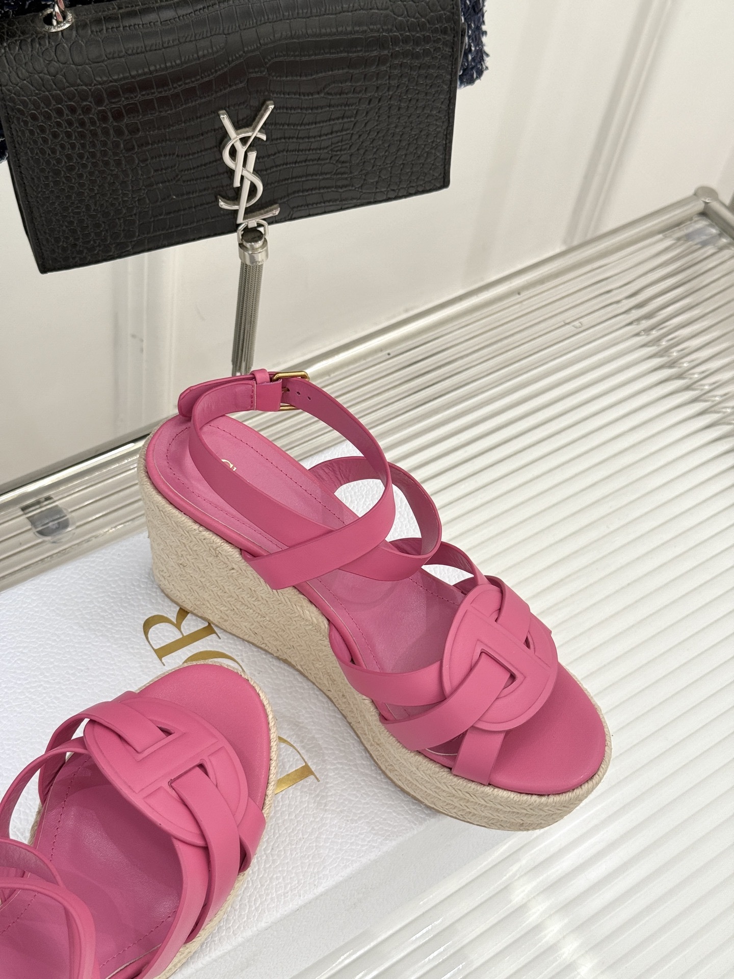 Dior/迪奥25WF新品编织麻绳厚底坡跟拖鞋当夏日的热浪开始席卷 我迫不及待地想要拥抱大海而我的出行搭