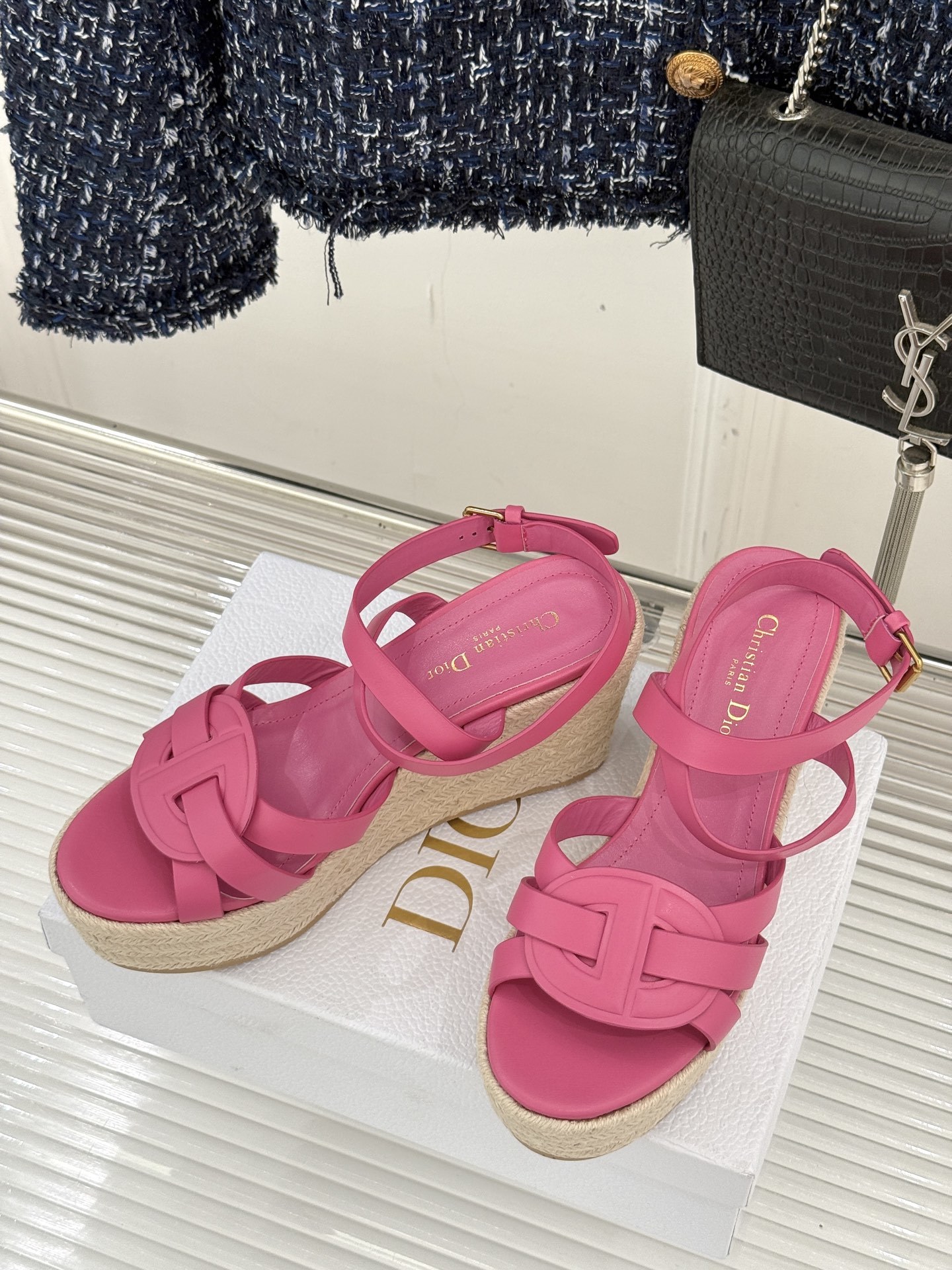 Dior/迪奥25WF新品编织麻绳厚底坡跟拖鞋当夏日的热浪开始席卷 我迫不及待地想要拥抱大海而我的出行搭