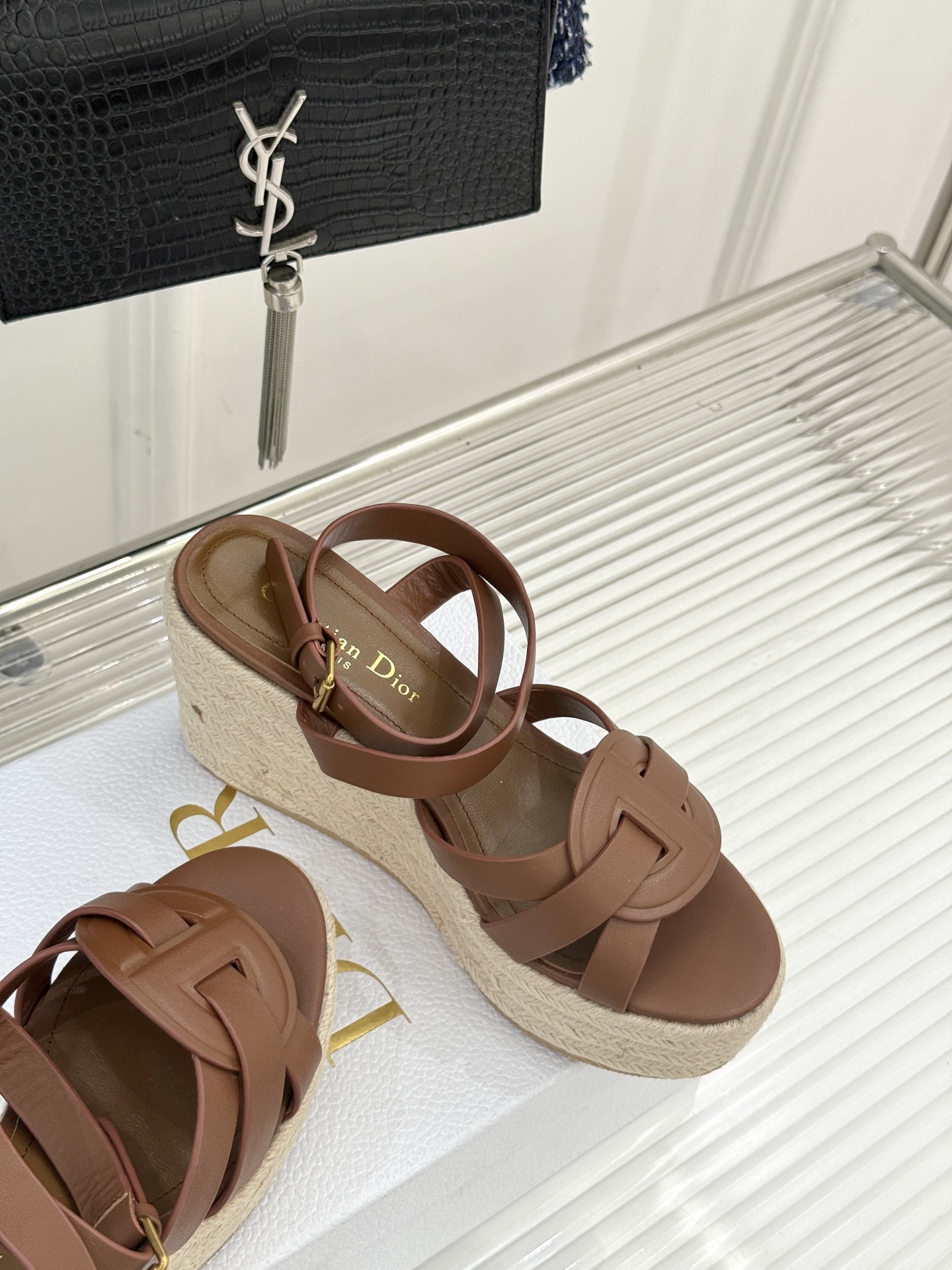 Dior/迪奥25WF新品编织麻绳厚底坡跟拖鞋当夏日的热浪开始席卷 我迫不及待地想要拥抱大海而我的出行搭