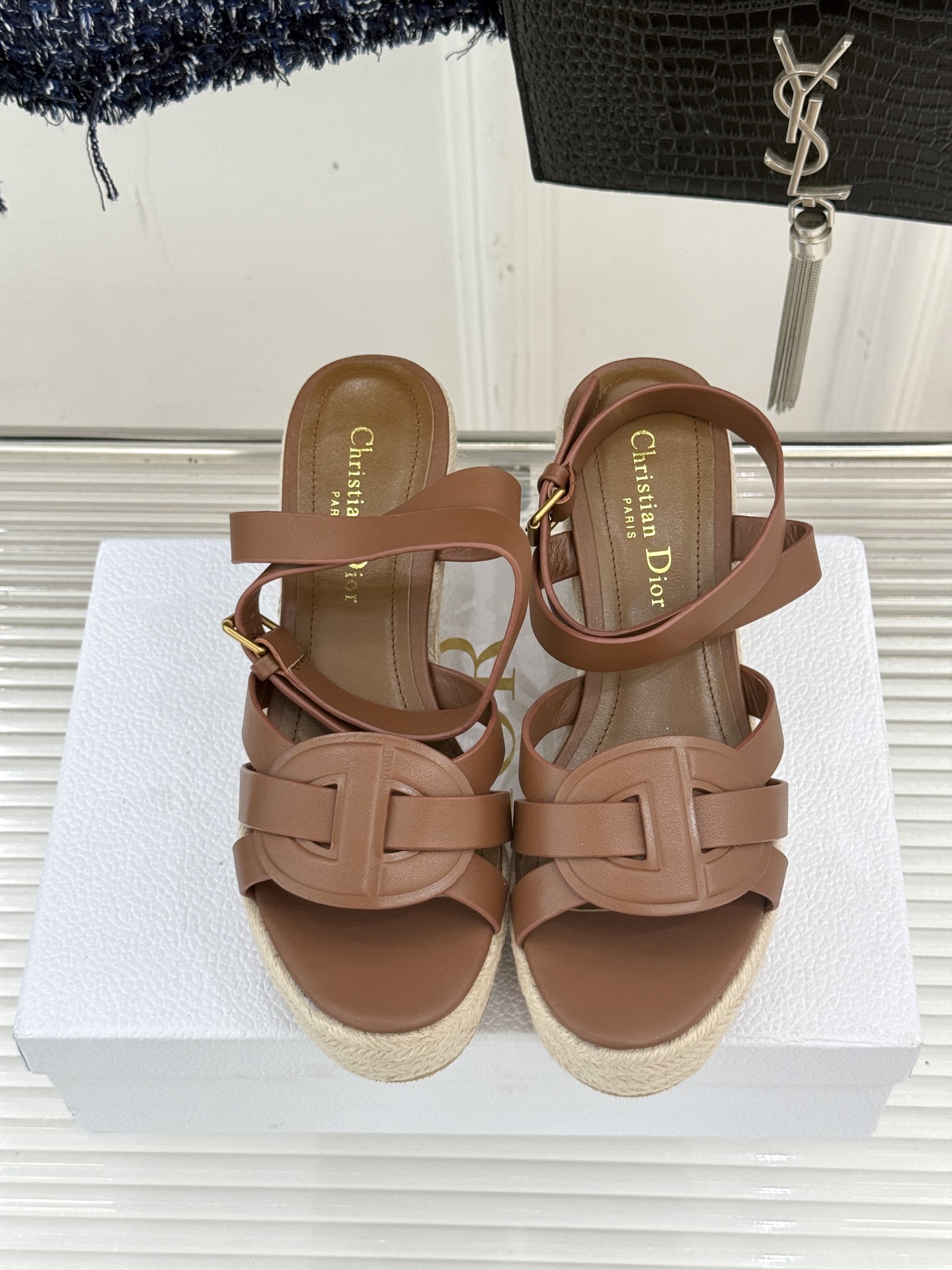 Dior/迪奥25WF新品编织麻绳厚底坡跟拖鞋当夏日的热浪开始席卷 我迫不及待地想要拥抱大海而我的出行搭