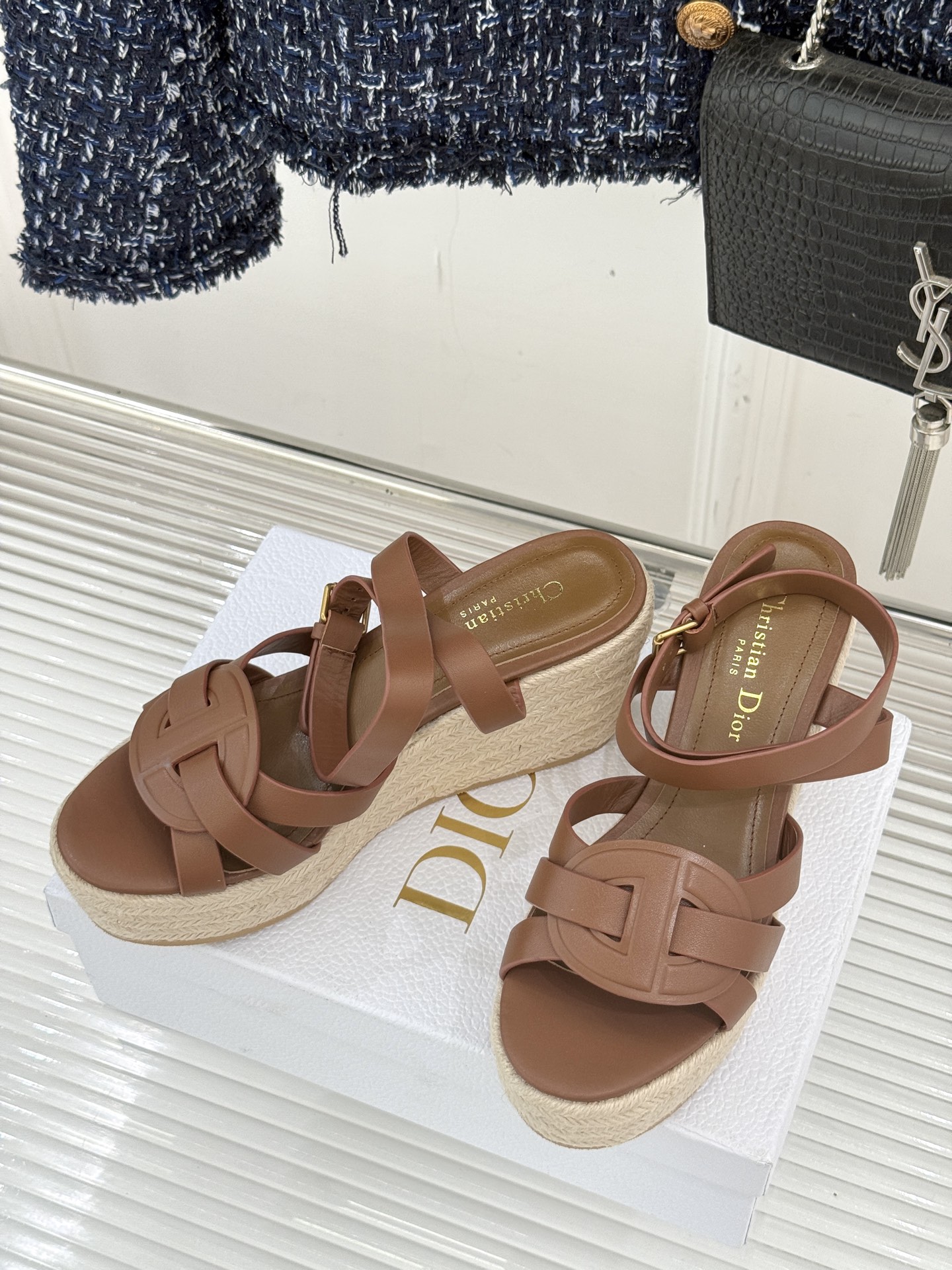 Dior/迪奥25WF新品编织麻绳厚底坡跟拖鞋当夏日的热浪开始席卷 我迫不及待地想要拥抱大海而我的出行搭