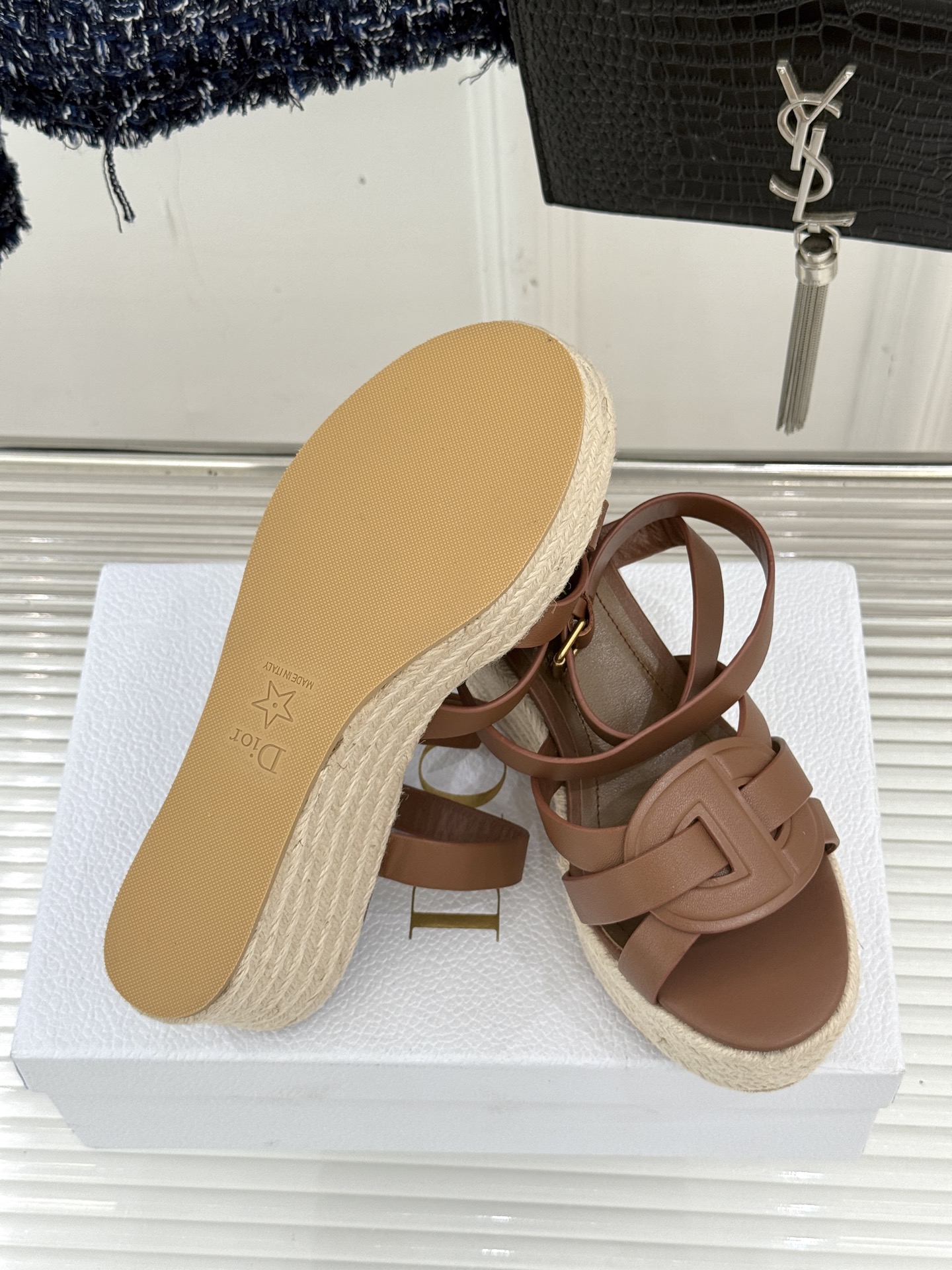 Dior/迪奥25WF新品编织麻绳厚底坡跟拖鞋当夏日的热浪开始席卷 我迫不及待地想要拥抱大海而我的出行搭