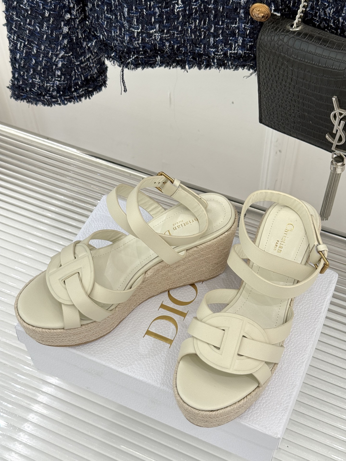 Dior/迪奥25WF新品编织麻绳厚底坡跟拖鞋当夏日的热浪开始席卷 我迫不及待地想要拥抱大海而我的出行搭