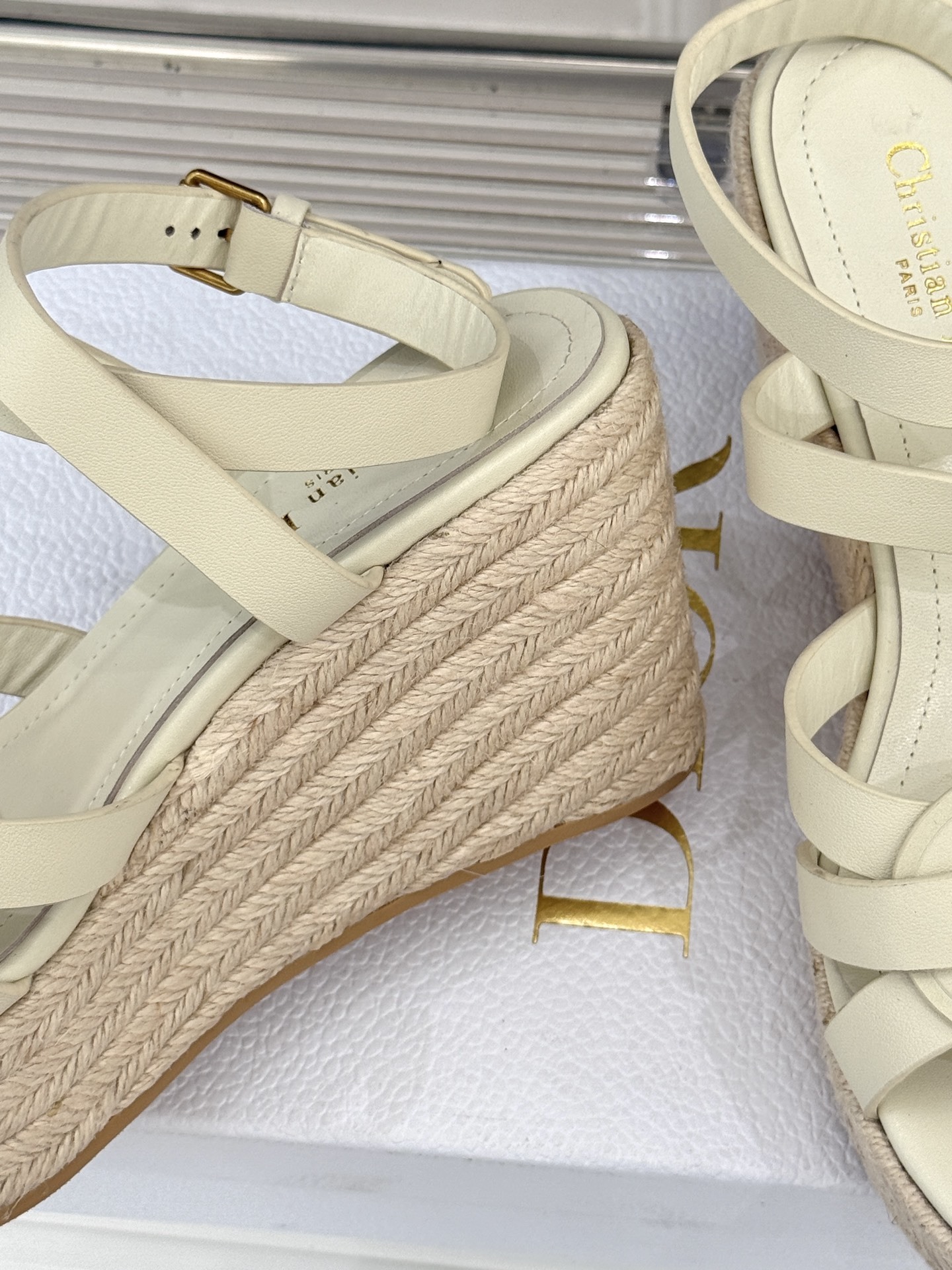 Dior/迪奥25WF新品编织麻绳厚底坡跟拖鞋当夏日的热浪开始席卷 我迫不及待地想要拥抱大海而我的出行搭
