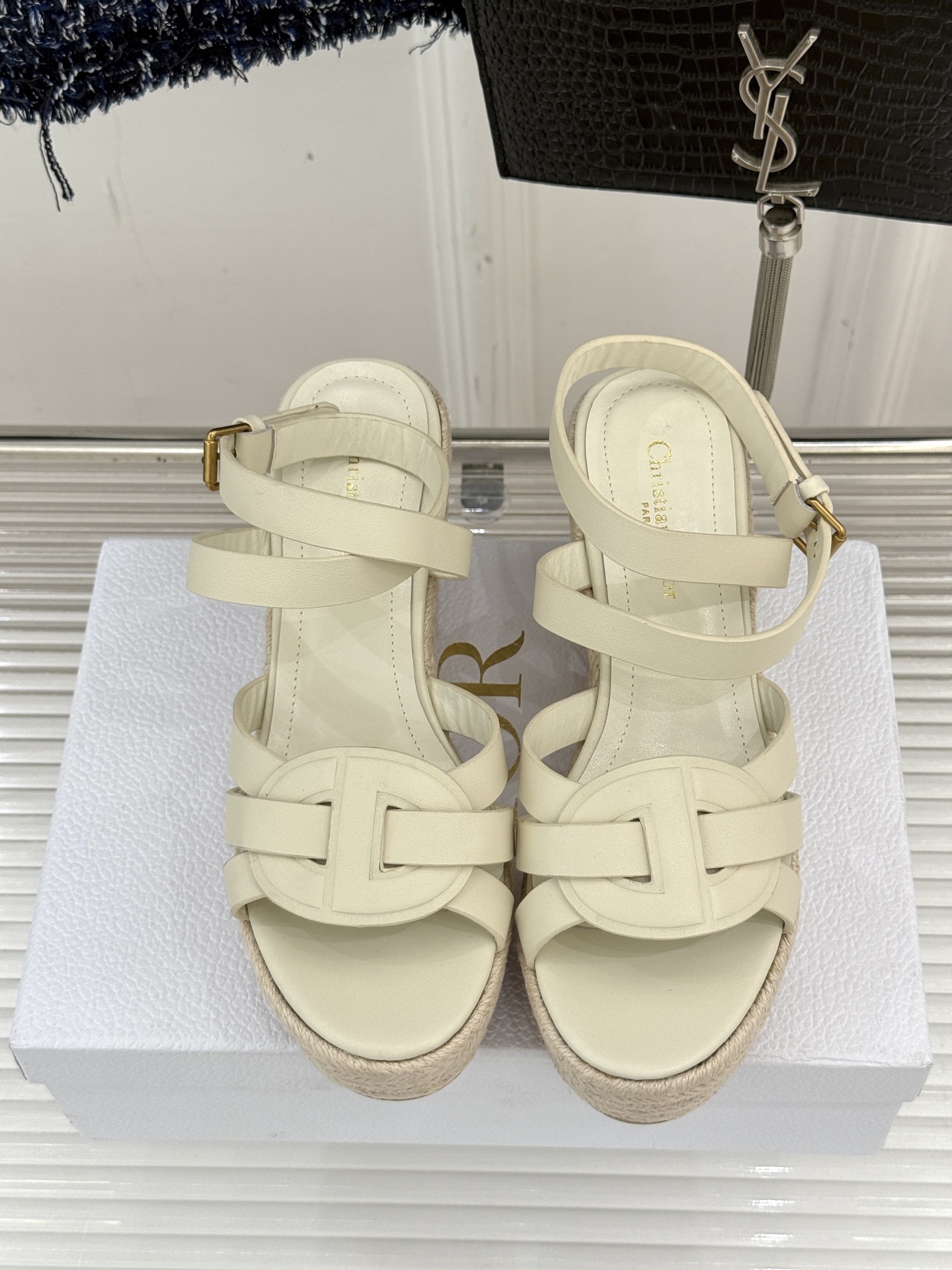 Dior/迪奥25WF新品编织麻绳厚底坡跟拖鞋当夏日的热浪开始席卷 我迫不及待地想要拥抱大海而我的出行搭