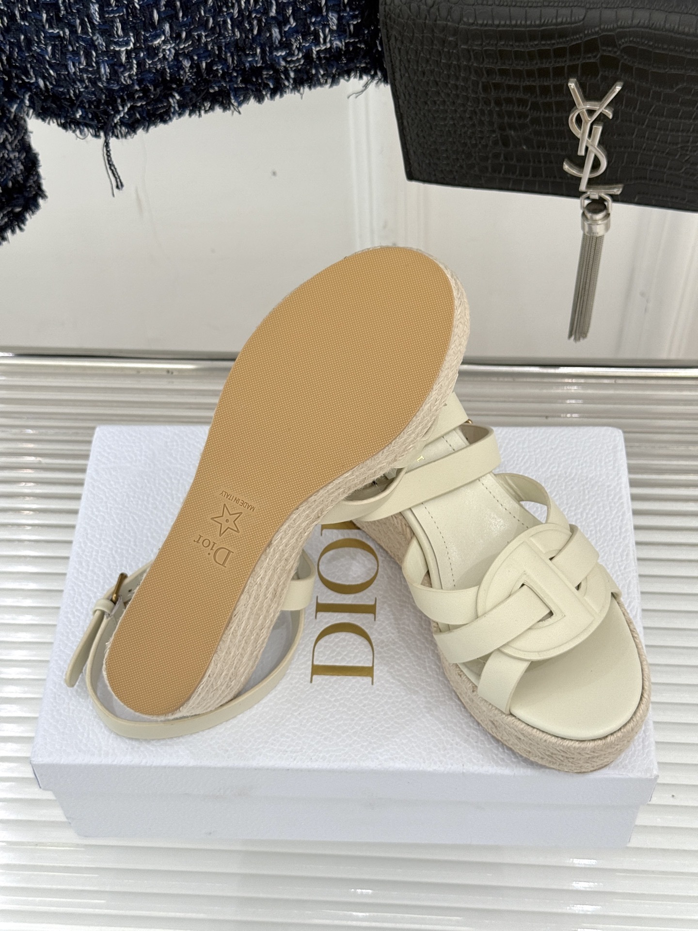 Dior/迪奥25WF新品编织麻绳厚底坡跟拖鞋当夏日的热浪开始席卷 我迫不及待地想要拥抱大海而我的出行搭