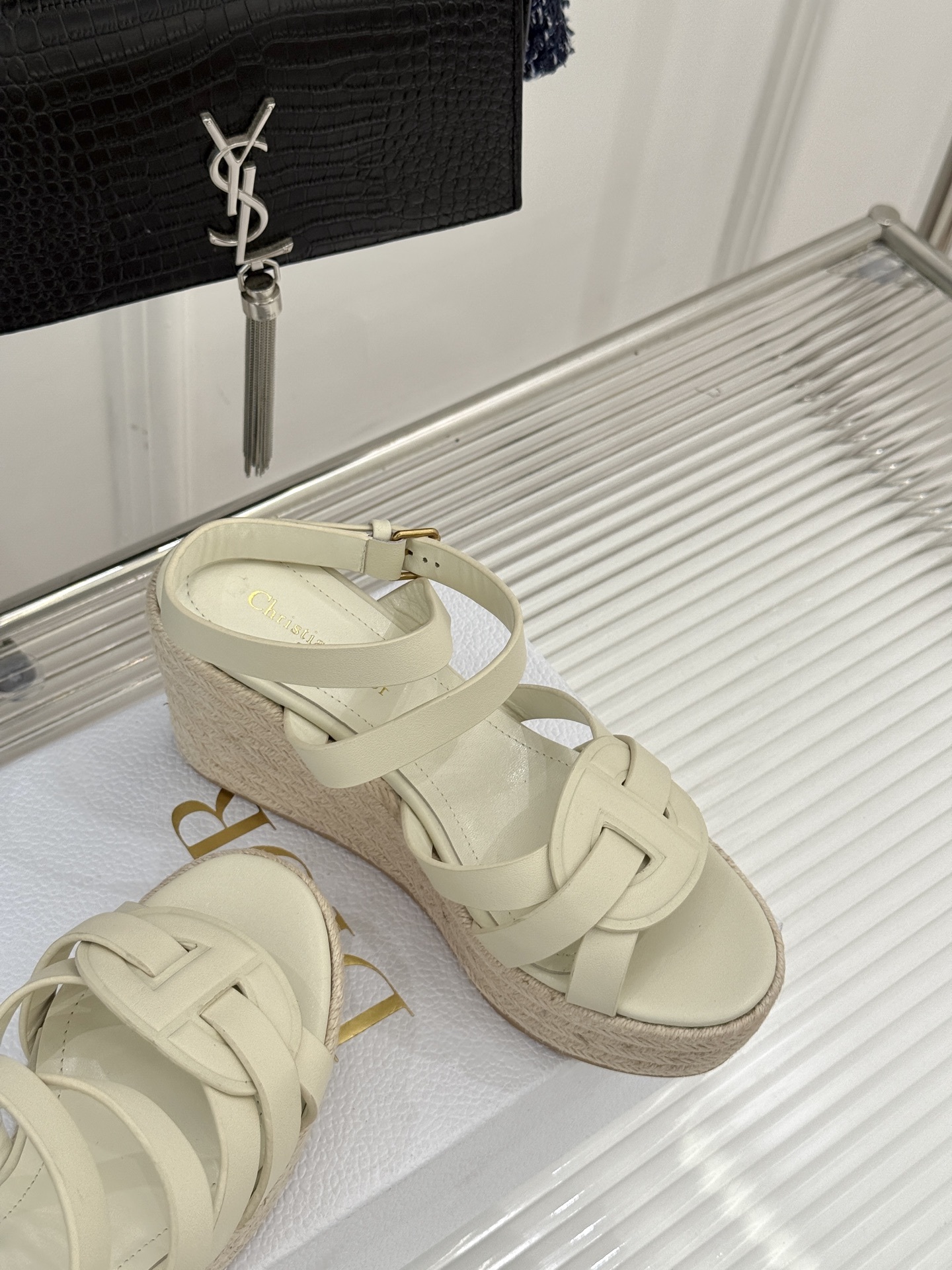 Dior/迪奥25WF新品编织麻绳厚底坡跟拖鞋当夏日的热浪开始席卷 我迫不及待地想要拥抱大海而我的出行搭