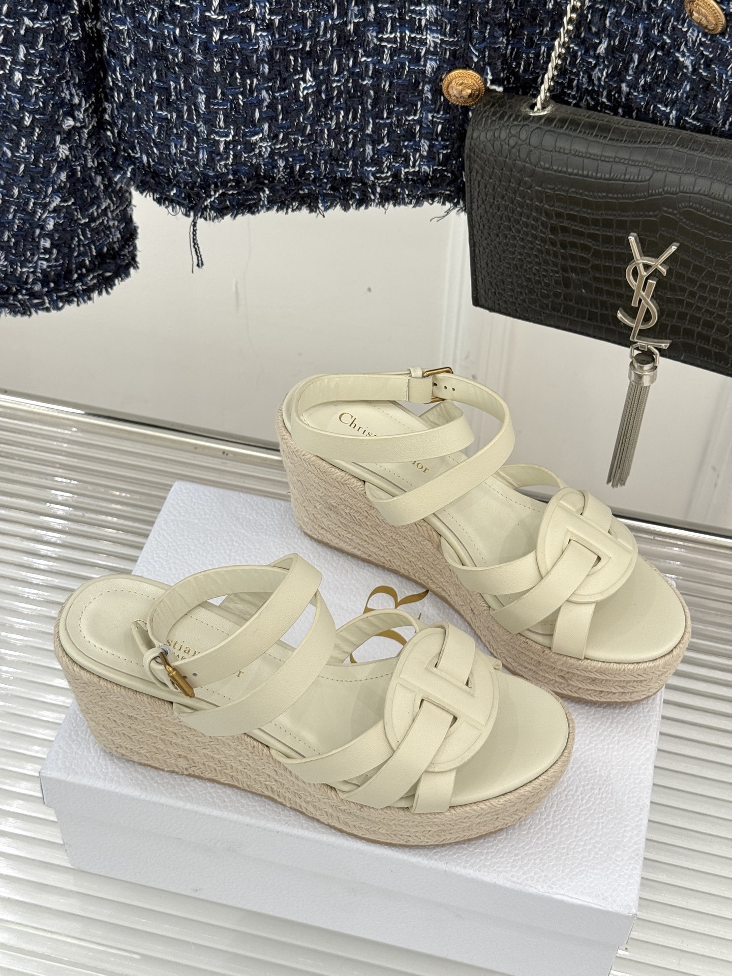 Dior/迪奥25WF新品编织麻绳厚底坡跟拖鞋当夏日的热浪开始席卷 我迫不及待地想要拥抱大海而我的出行搭