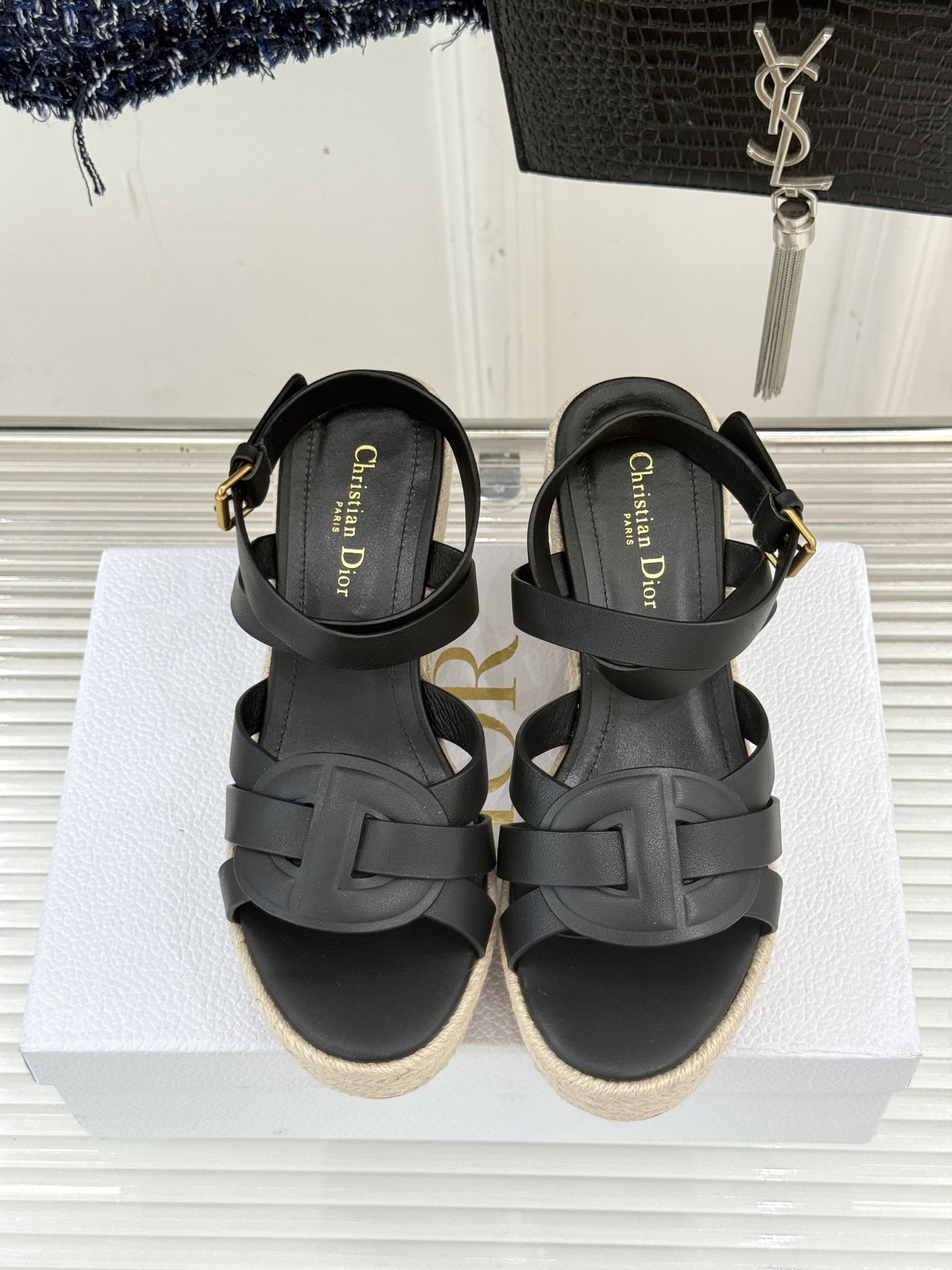 Dior/迪奥25WF新品编织麻绳厚底坡跟拖鞋当夏日的热浪开始席卷 我迫不及待地想要拥抱大海而我的出行搭