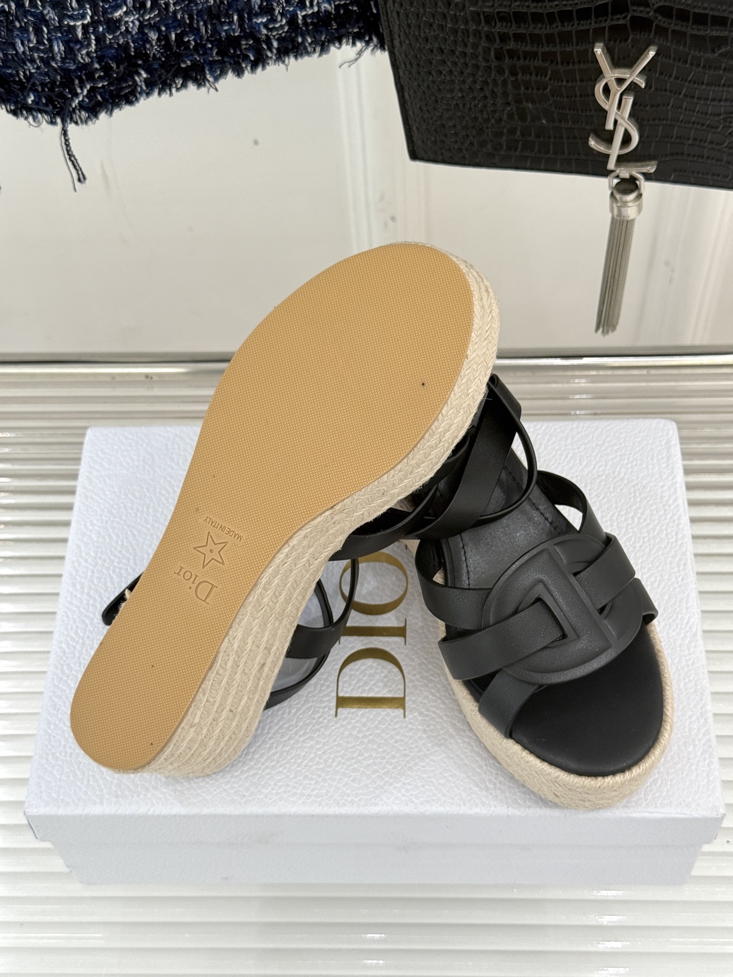 Dior/迪奥25WF新品编织麻绳厚底坡跟拖鞋当夏日的热浪开始席卷 我迫不及待地想要拥抱大海而我的出行搭