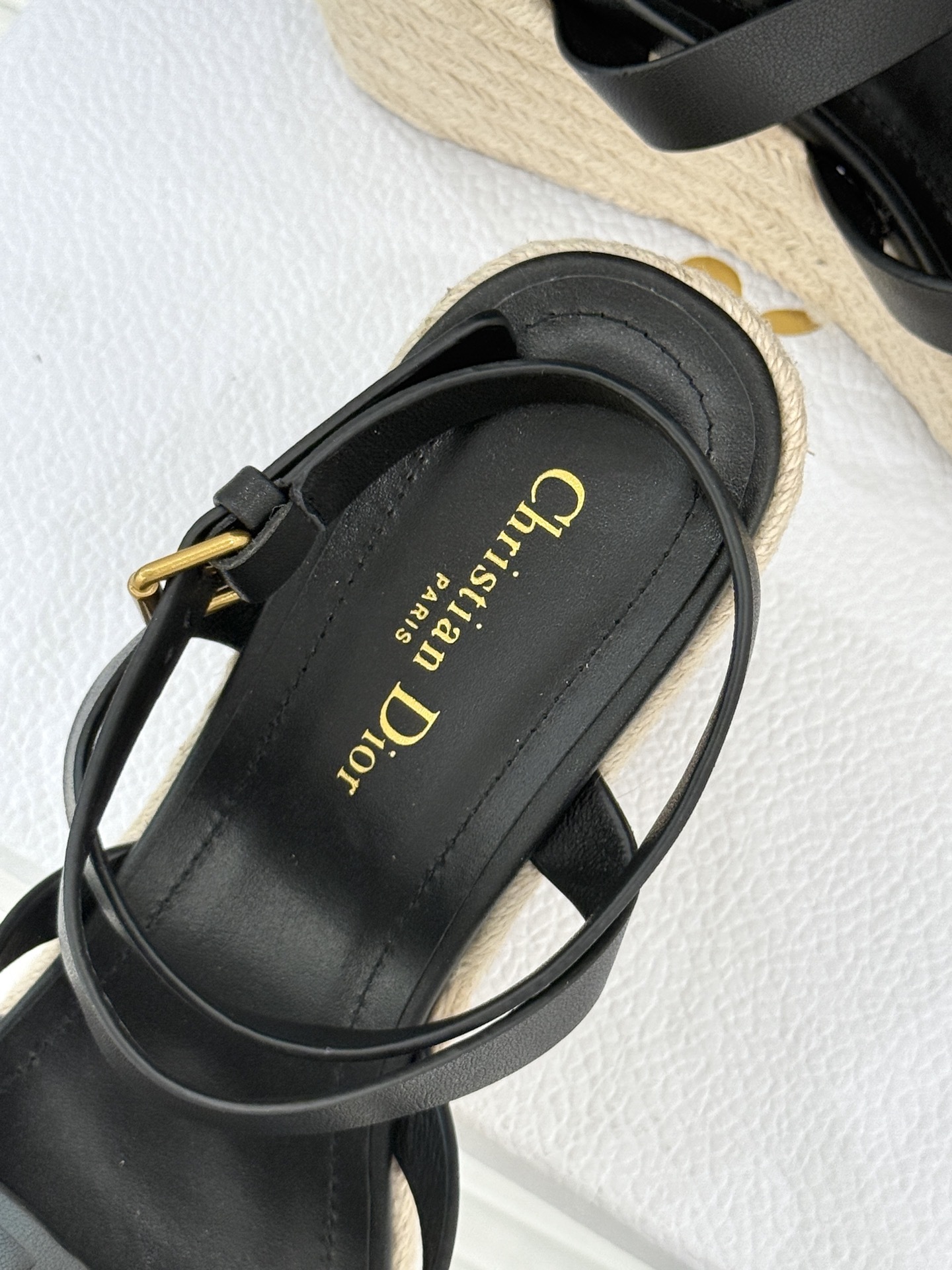 Dior/迪奥25WF新品编织麻绳厚底坡跟拖鞋当夏日的热浪开始席卷 我迫不及待地想要拥抱大海而我的出行搭