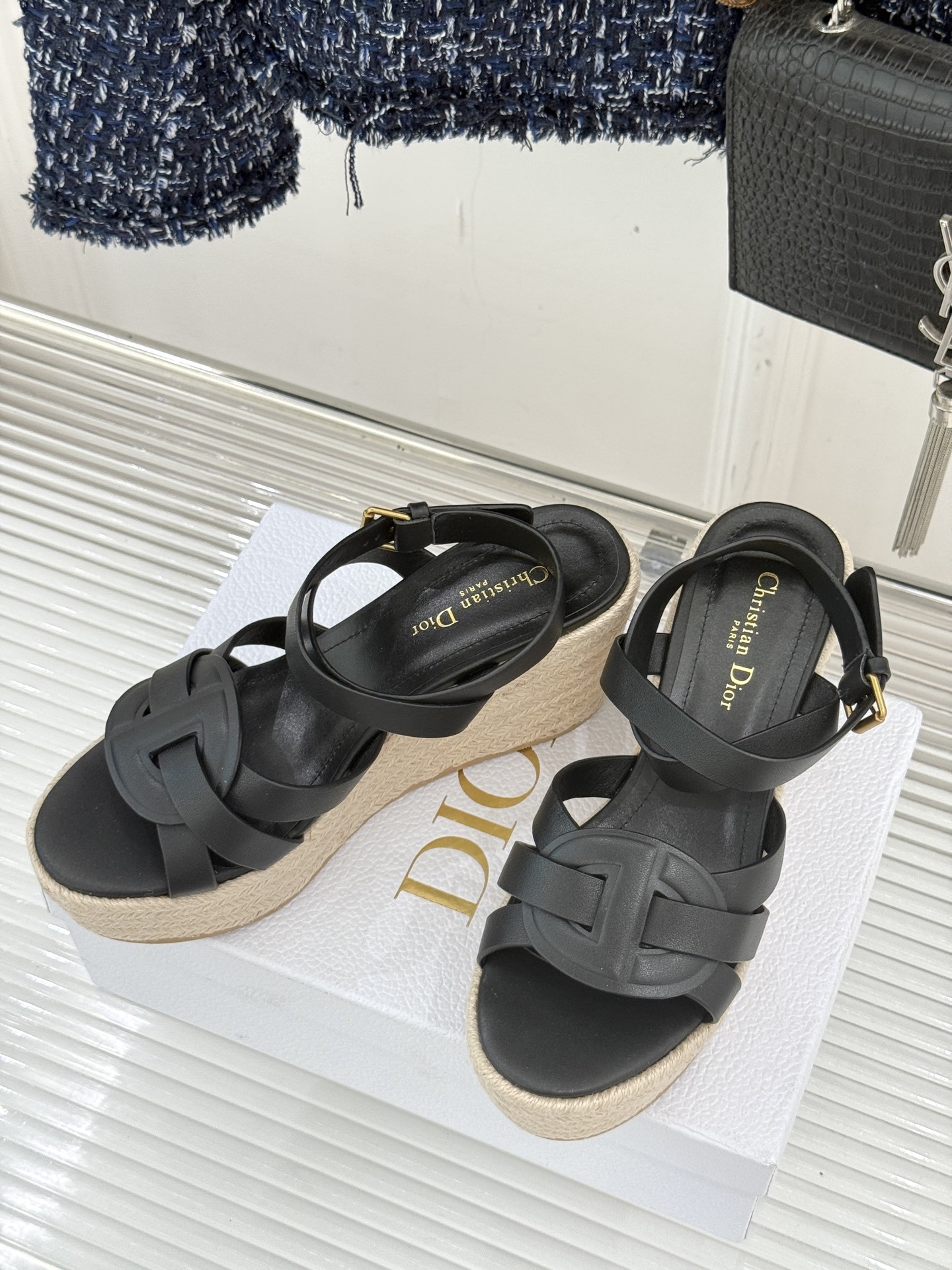 Dior/迪奥25WF新品编织麻绳厚底坡跟拖鞋当夏日的热浪开始席卷 我迫不及待地想要拥抱大海而我的出行搭