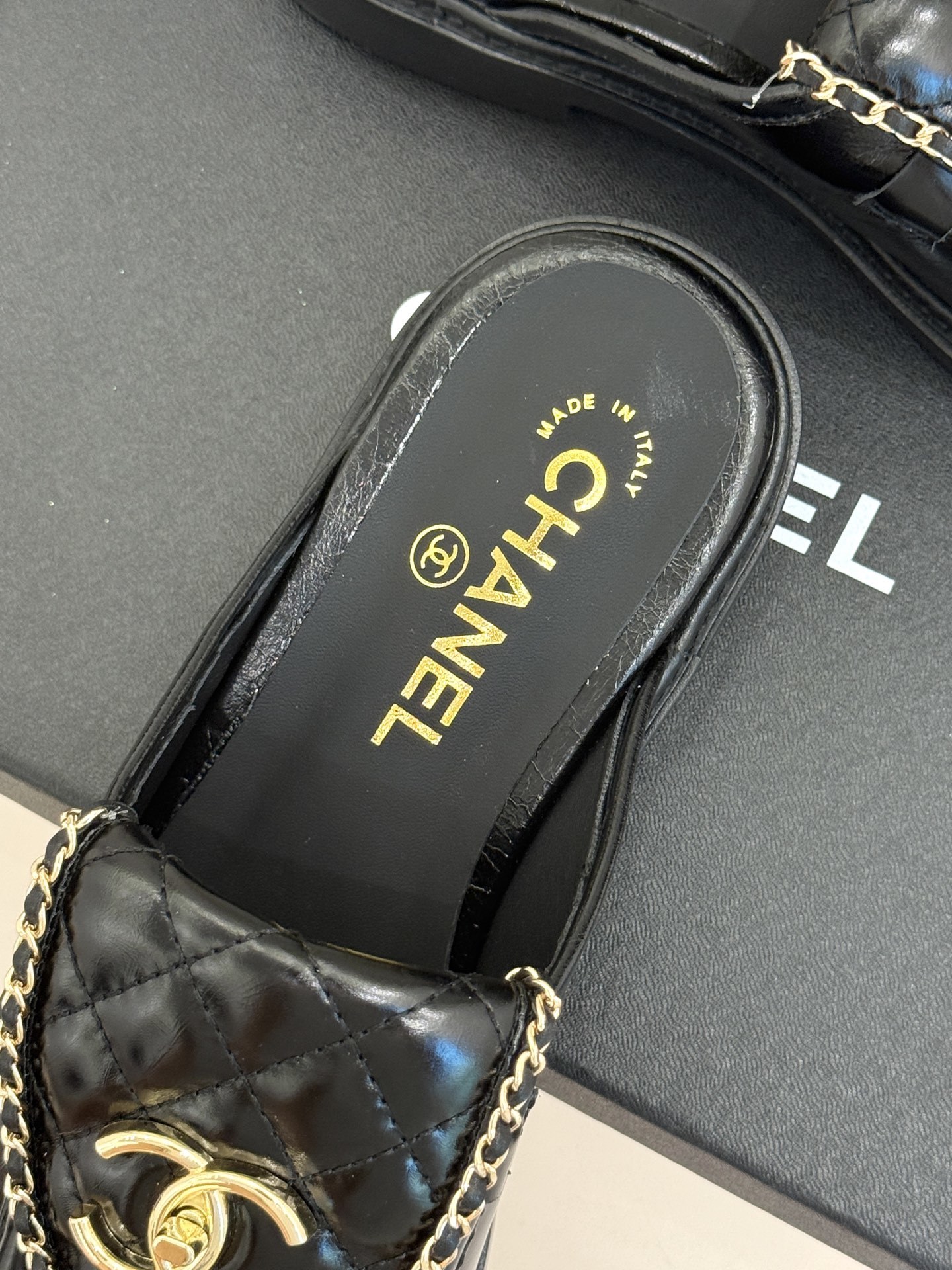CHANE*|小香经典翻盖链条双C书包扣半拖拖鞋这双乐福鞋无疑是优雅与摩登的完美融合。标志性的双C书包扣