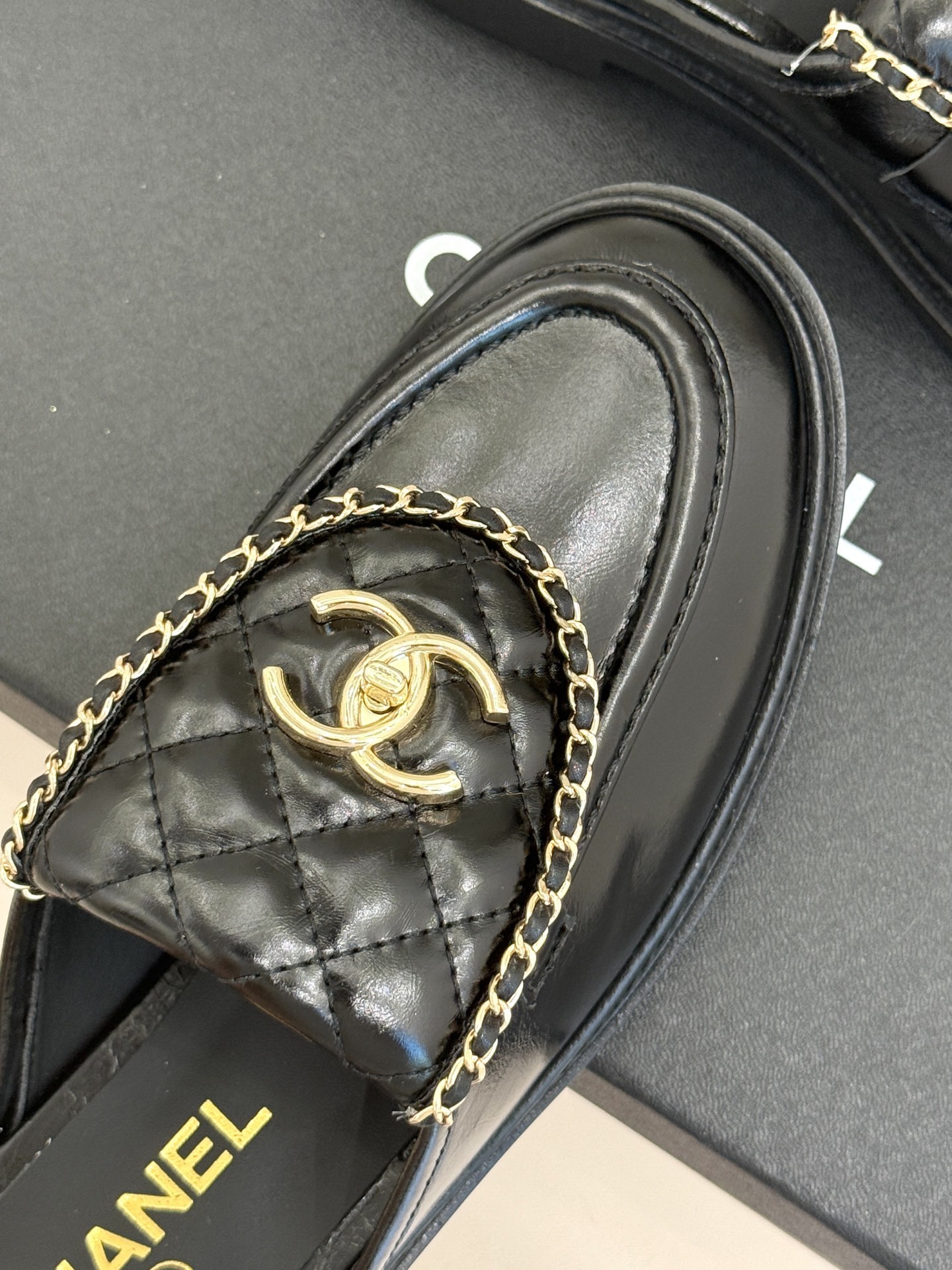 CHANE*|小香经典翻盖链条双C书包扣半拖拖鞋这双乐福鞋无疑是优雅与摩登的完美融合。标志性的双C书包扣