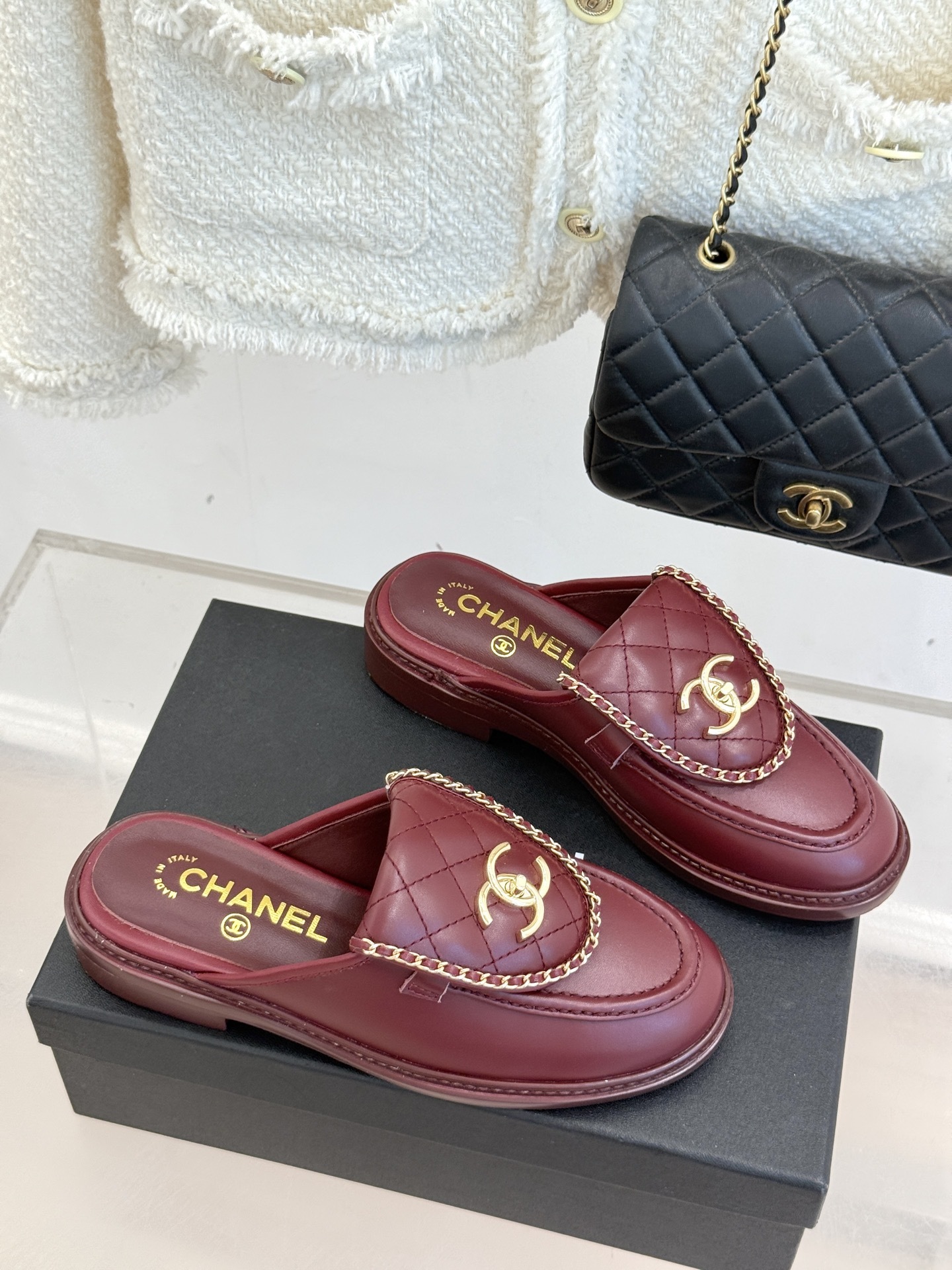 CHANE*|小香经典翻盖链条双C书包扣半拖拖鞋这双乐福鞋无疑是优雅与摩登的完美融合。标志性的双C书包扣