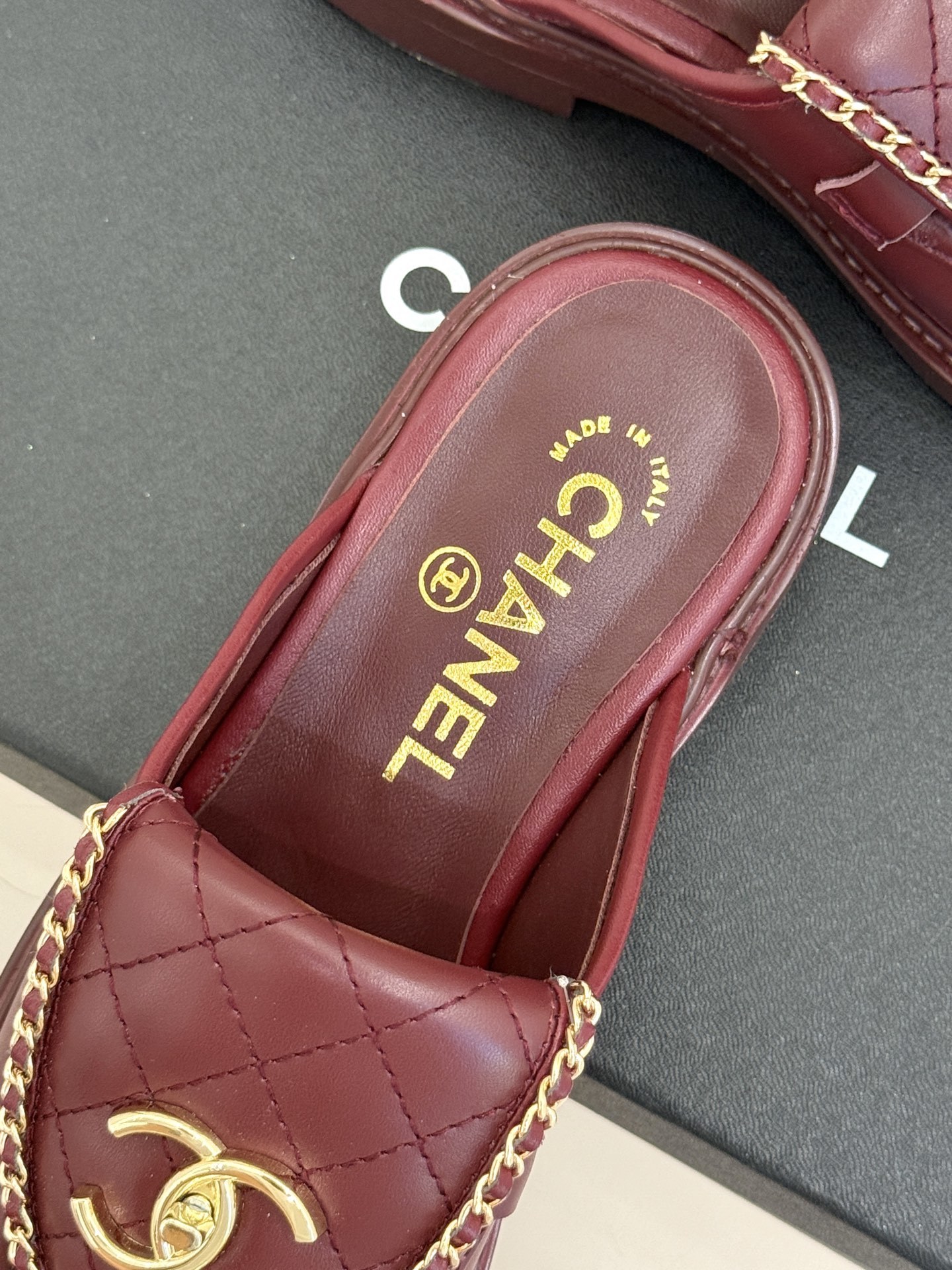 CHANE*|小香经典翻盖链条双C书包扣半拖拖鞋这双乐福鞋无疑是优雅与摩登的完美融合。标志性的双C书包扣
