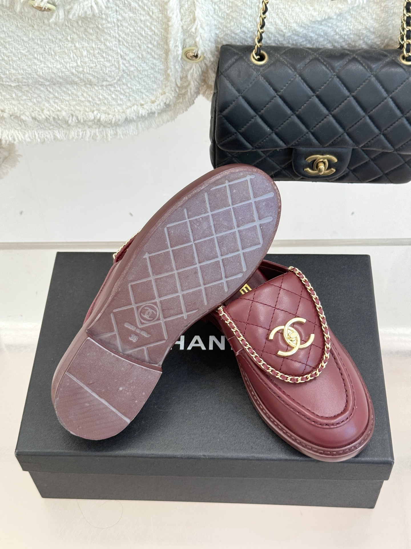 CHANE*|小香经典翻盖链条双C书包扣半拖拖鞋这双乐福鞋无疑是优雅与摩登的完美融合。标志性的双C书包扣