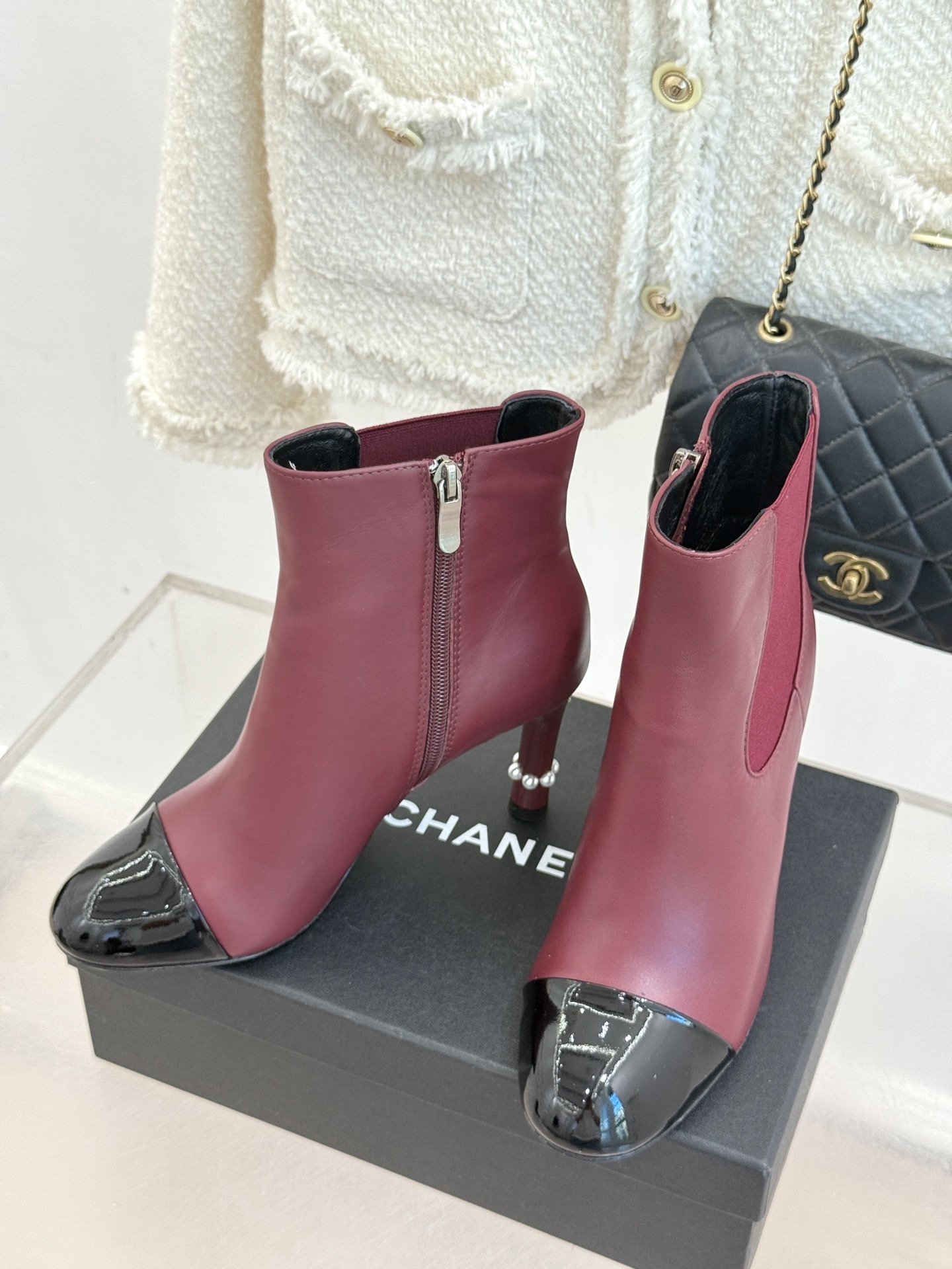 CHANE*|小香经典拼色珍珠跟高跟短靴经典拼色设计 利落大气 恰似可可香奈儿女士对简洁与精致的执着追求