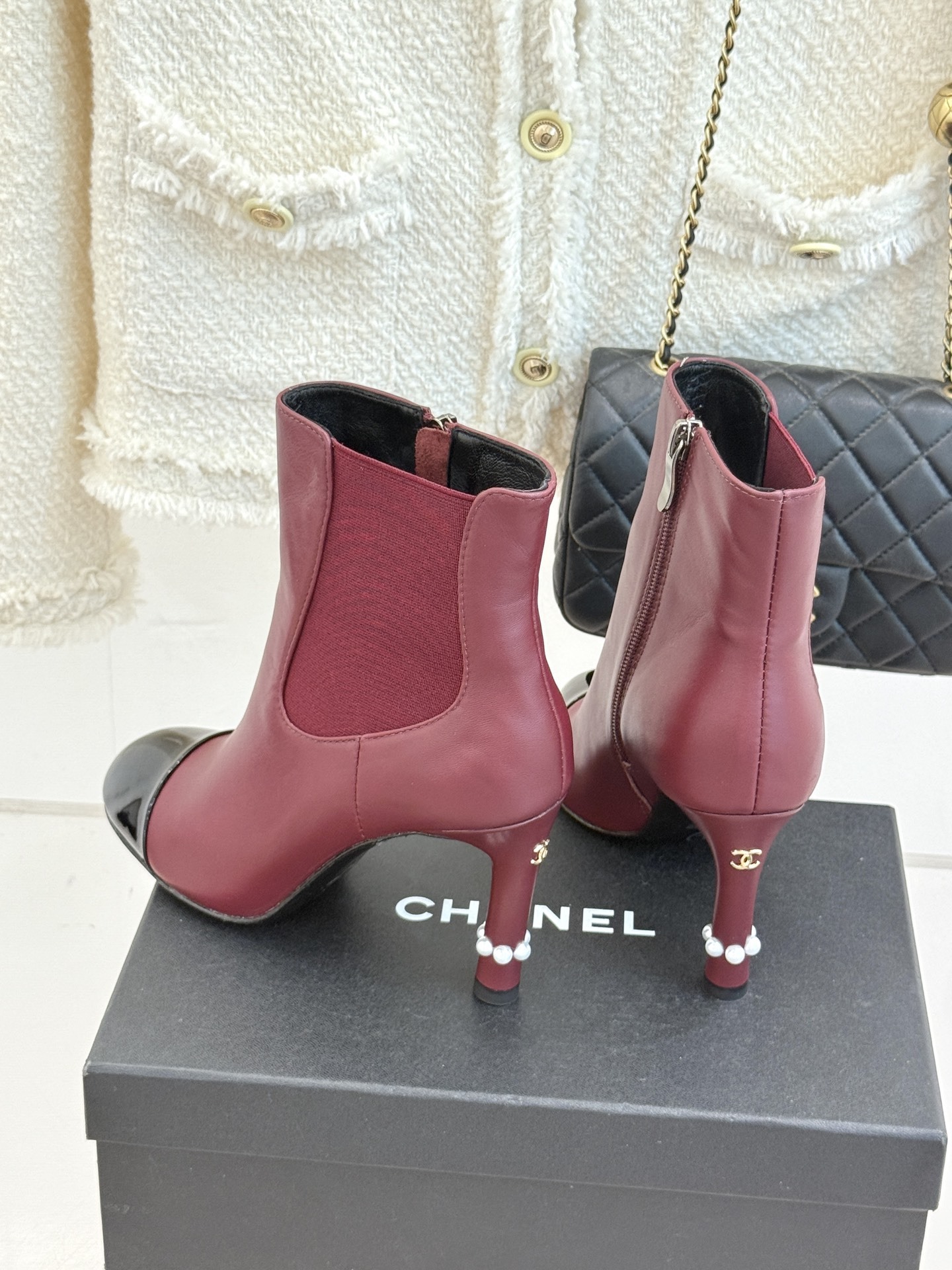 CHANE*|小香经典拼色珍珠跟高跟短靴经典拼色设计 利落大气 恰似可可香奈儿女士对简洁与精致的执着追求