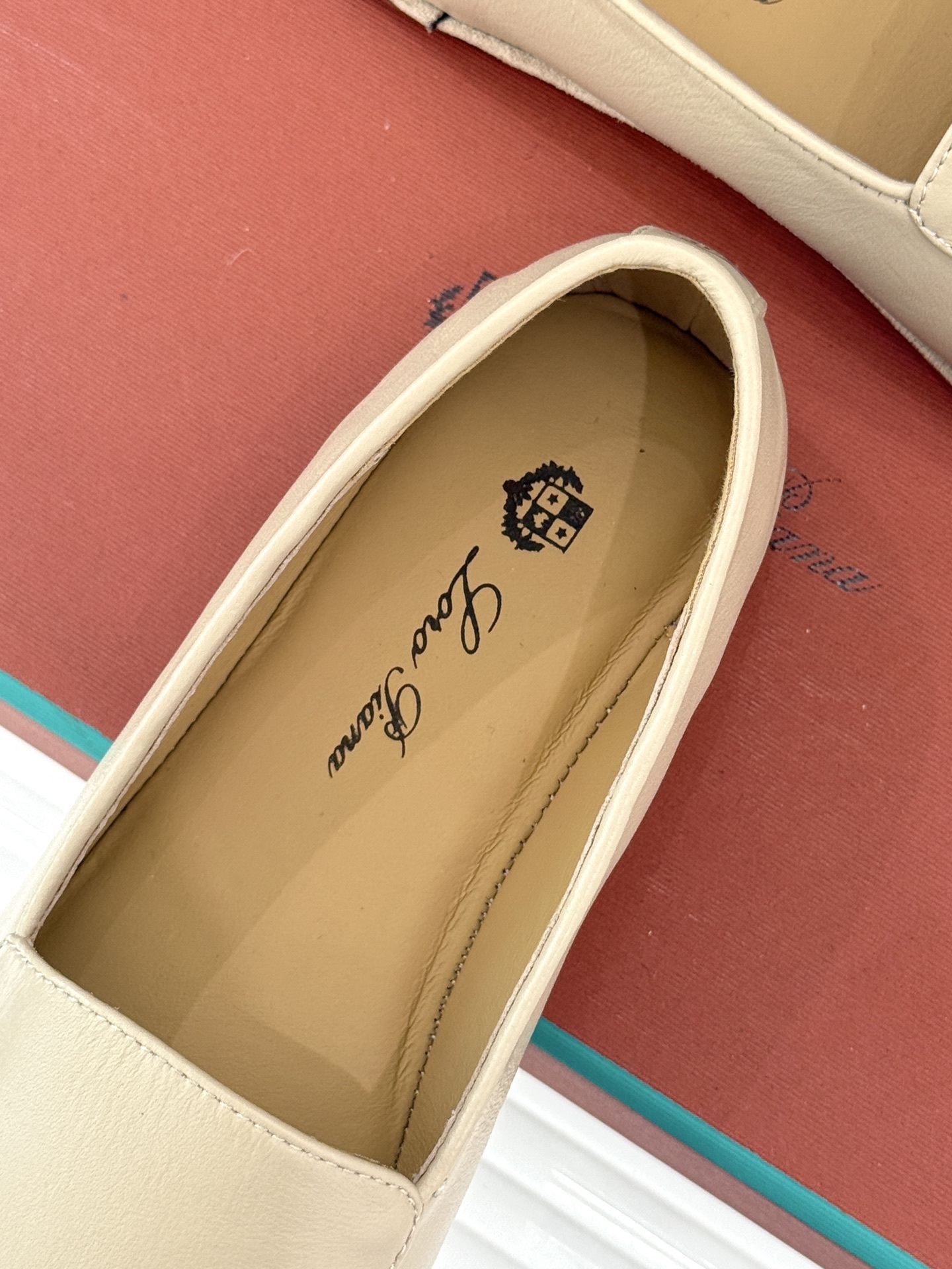 男码➕10Loro Piana/LWF情侣款极简复古乐福鞋又到了一年一度的情侣出街装备大焕新时刻!今年这