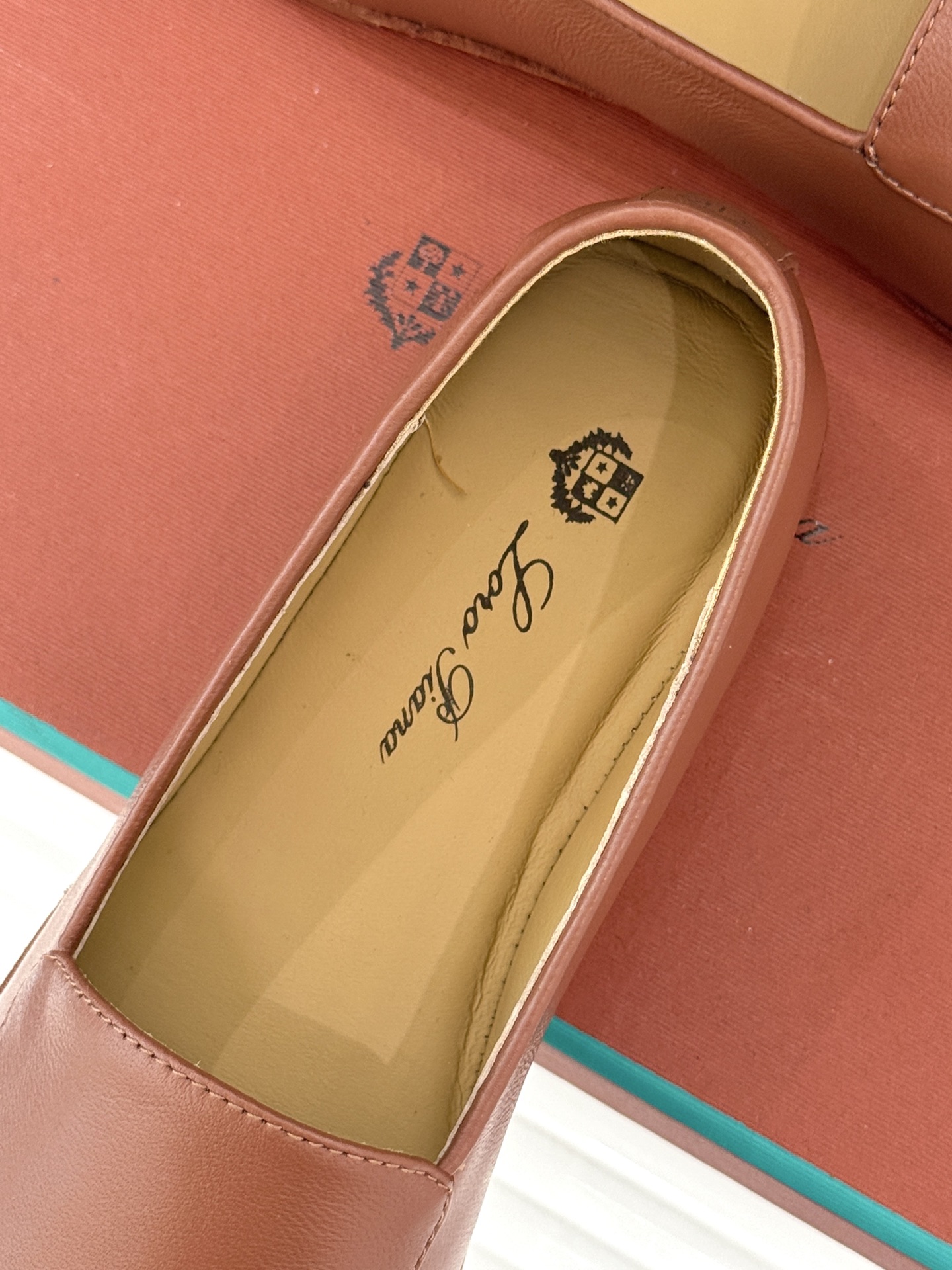 男码➕10Loro Piana/LWF情侣款极简复古乐福鞋又到了一年一度的情侣出街装备大焕新时刻！今年这