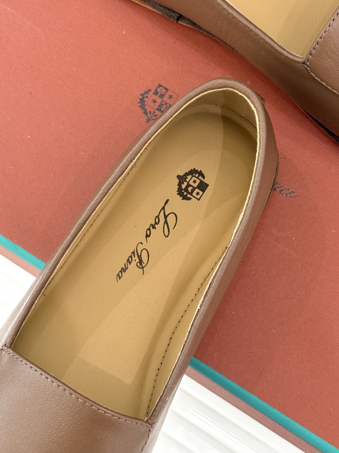 男码➕10Loro Piana/LWF情侣款极简复古乐福鞋又到了一年一度的情侣出街装备大焕新时刻!今年这