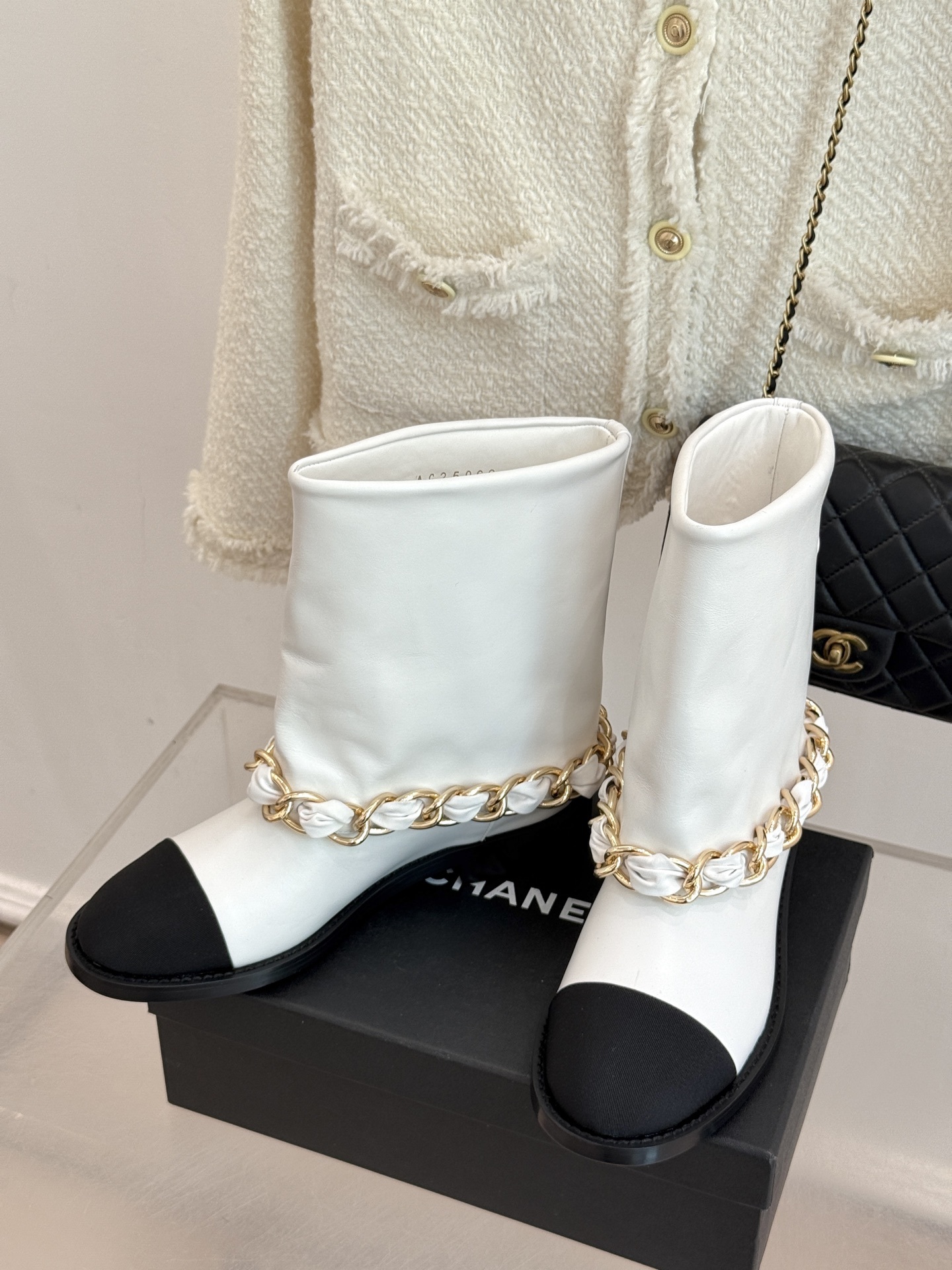 CHANE*|小香25k秋冬新品大链条拼色粗跟裤管靴标志性的大链条设计,把经典玩出花!粗旷却不失精致的金