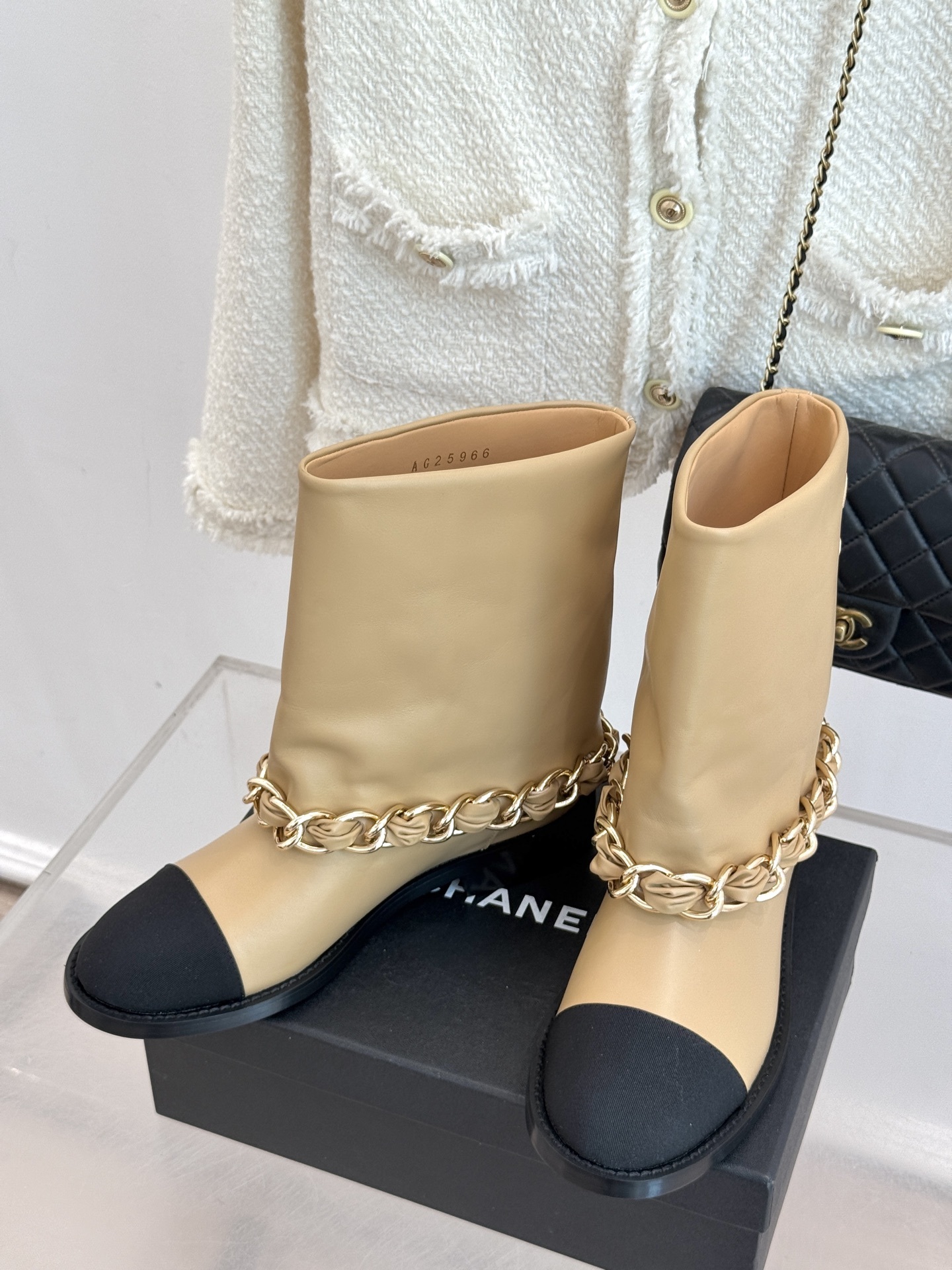 CHANE*|小香25k秋冬新品大链条拼色粗跟裤管靴标志性的大链条设计,把经典玩出花!粗旷却不失精致的金