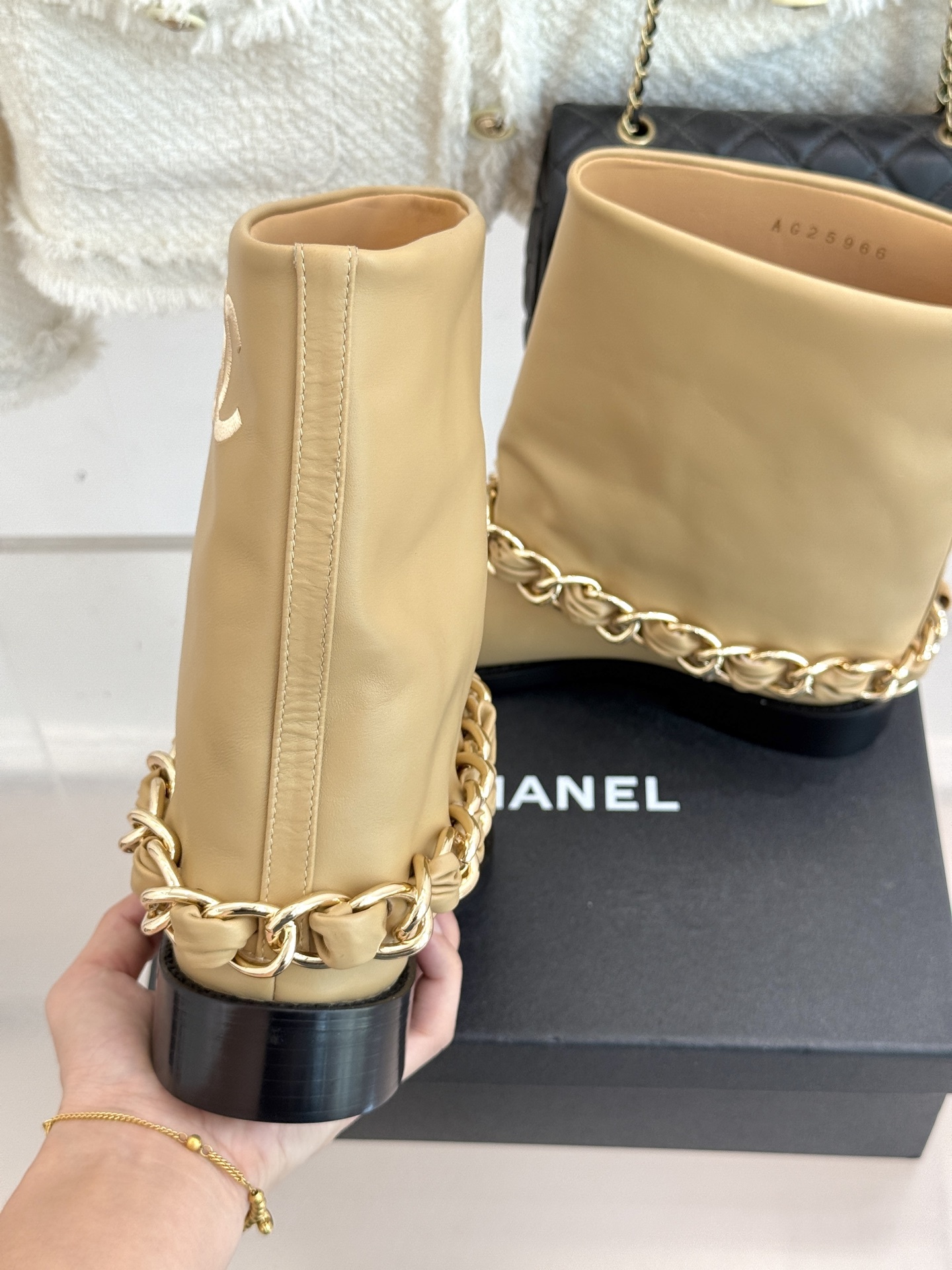 CHANE*|小香25k秋冬新品大链条拼色粗跟裤管靴标志性的大链条设计,把经典玩出花!粗旷却不失精致的金