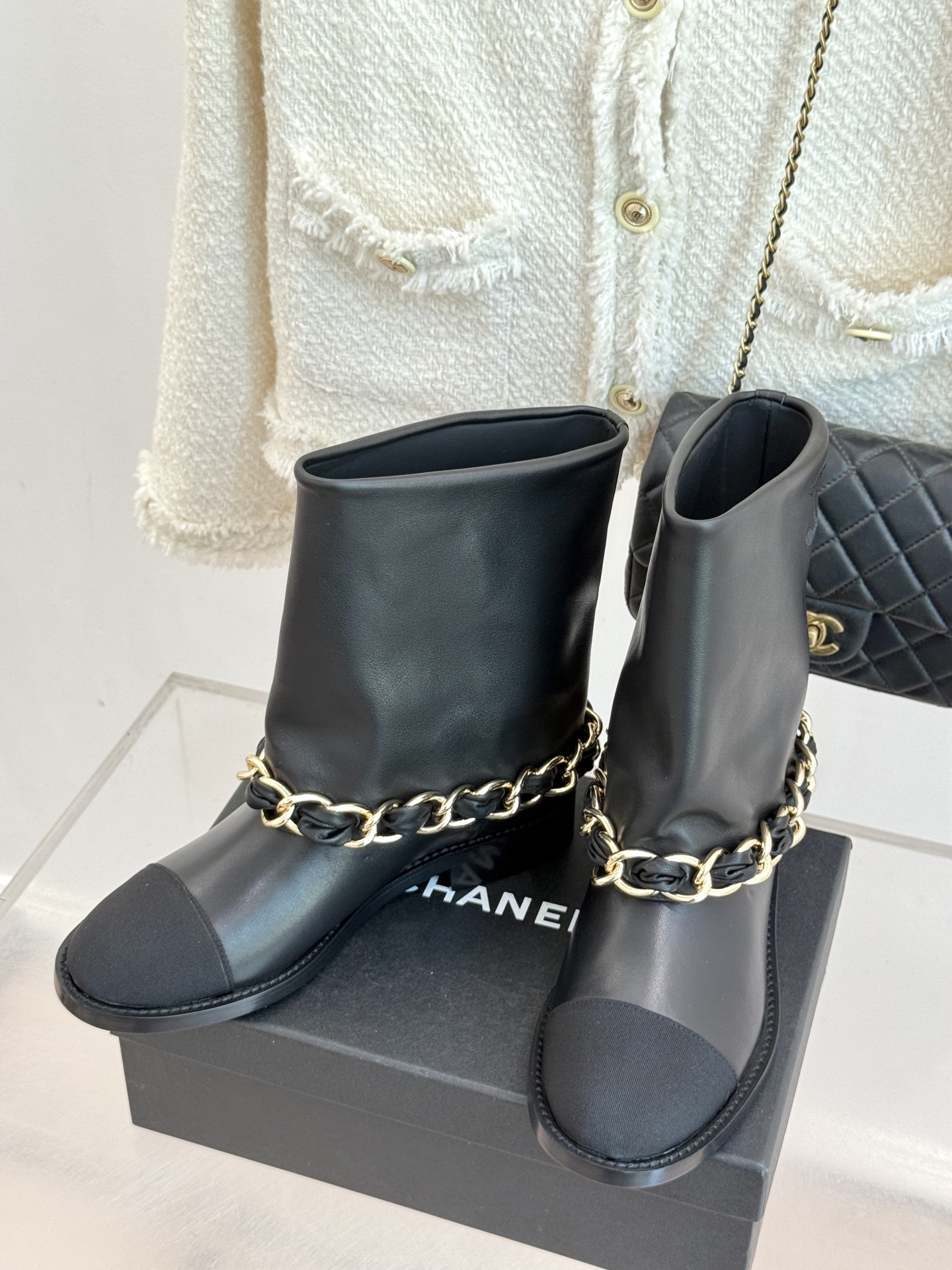CHANE*|小香25k秋冬新品大链条拼色粗跟裤管靴标志性的大链条设计,把经典玩出花!粗旷却不失精致的金