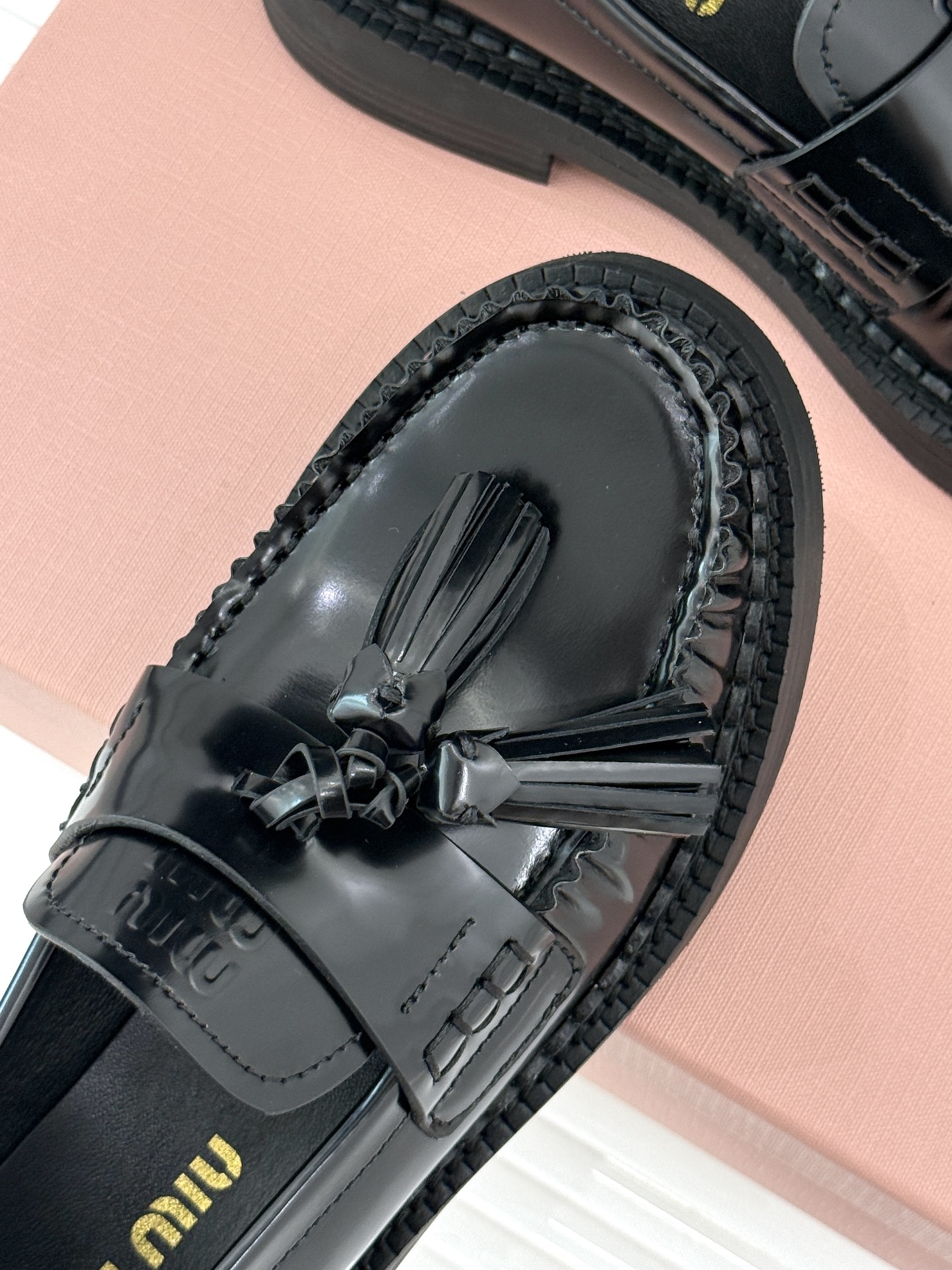 Miu Miu/缪缪25WF新品流苏马克线厚底乐福鞋这双乐福鞋简直是把时髦写在了鞋面上！标志性的流苏 随