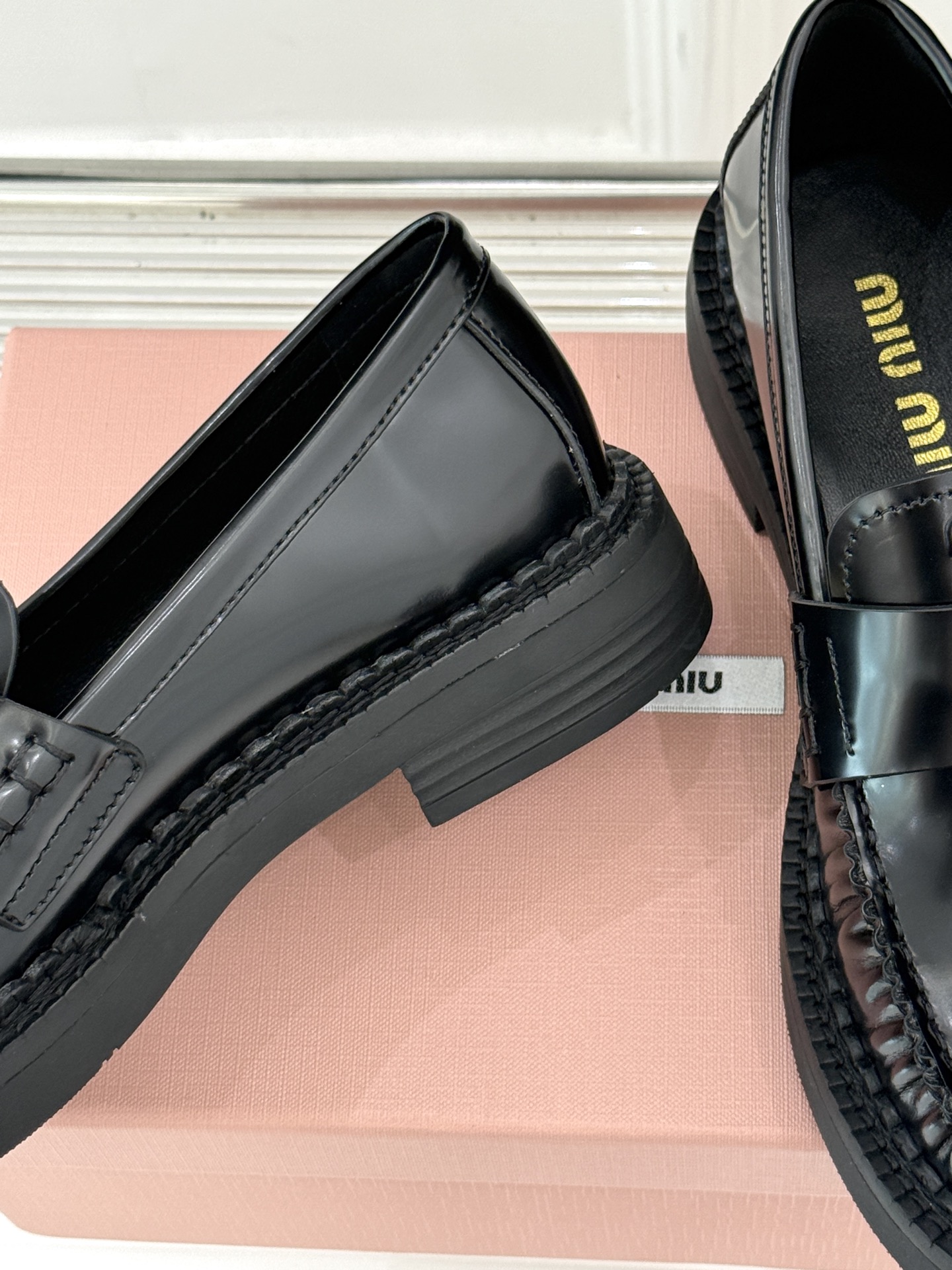 Miu Miu/缪缪25WF新品流苏马克线厚底乐福鞋这双乐福鞋简直是把时髦写在了鞋面上！标志性的流苏 随