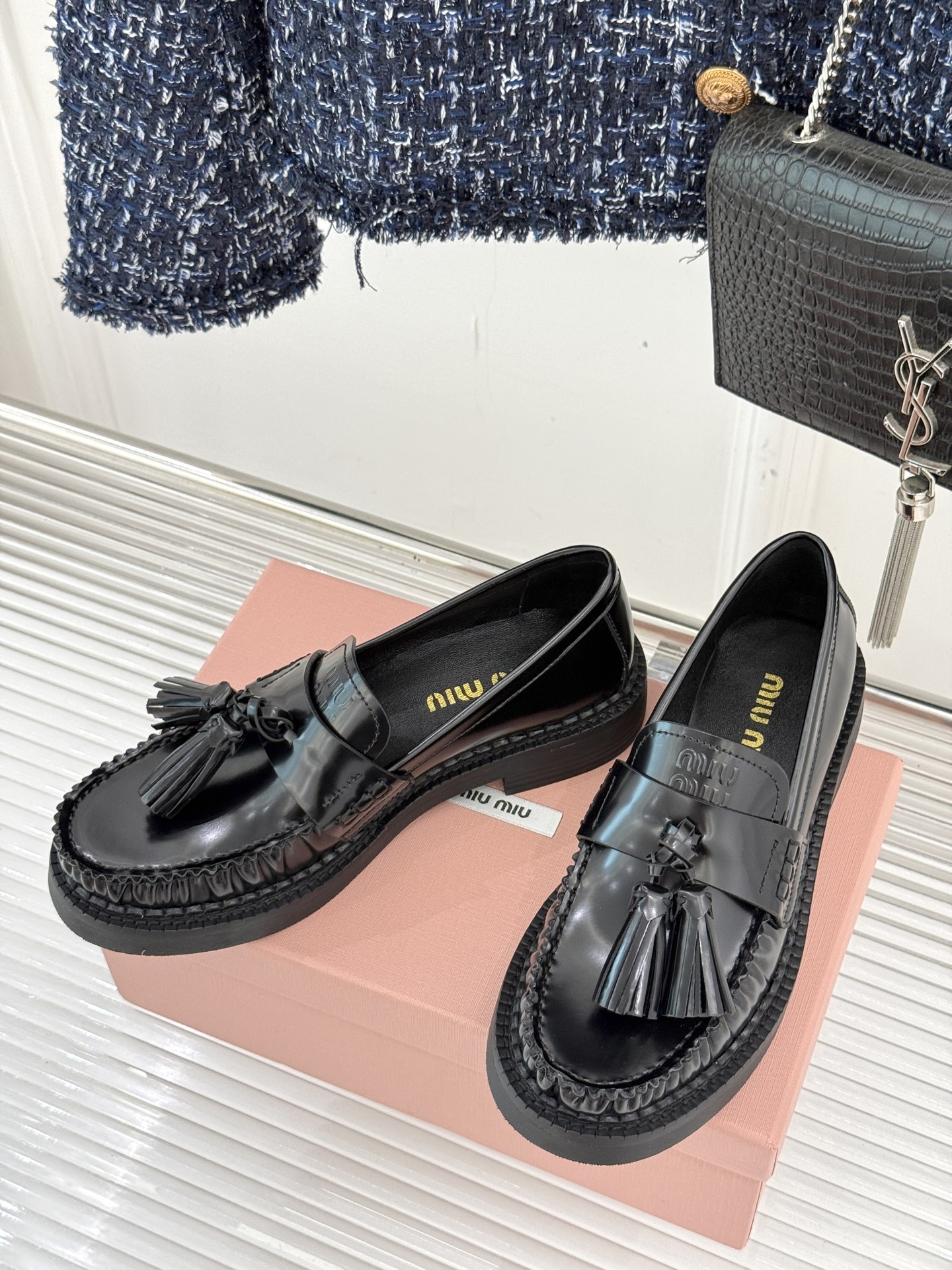 Miu Miu/缪缪25WF新品流苏马克线厚底乐福鞋这双乐福鞋简直是把时髦写在了鞋面上！标志性的流苏 随