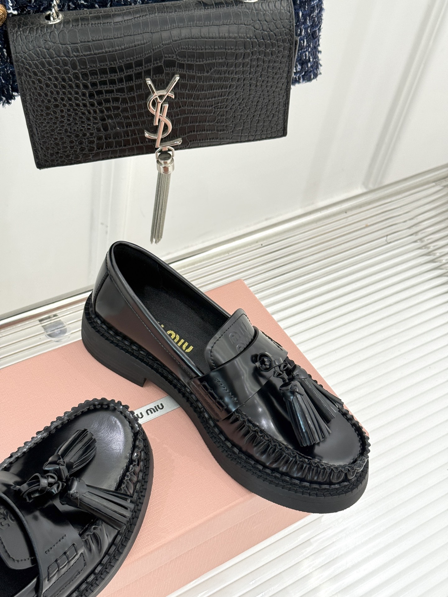 Miu Miu/缪缪25WF新品流苏马克线厚底乐福鞋这双乐福鞋简直是把时髦写在了鞋面上！标志性的流苏 随