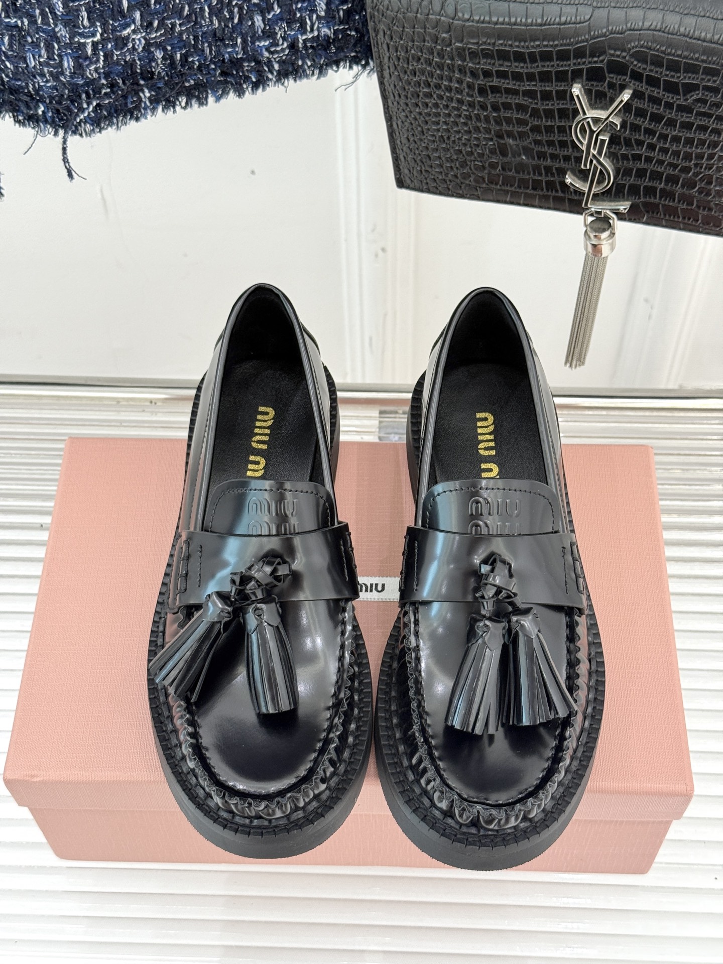 Miu Miu/缪缪25WF新品流苏马克线厚底乐福鞋这双乐福鞋简直是把时髦写在了鞋面上！标志性的流苏 随