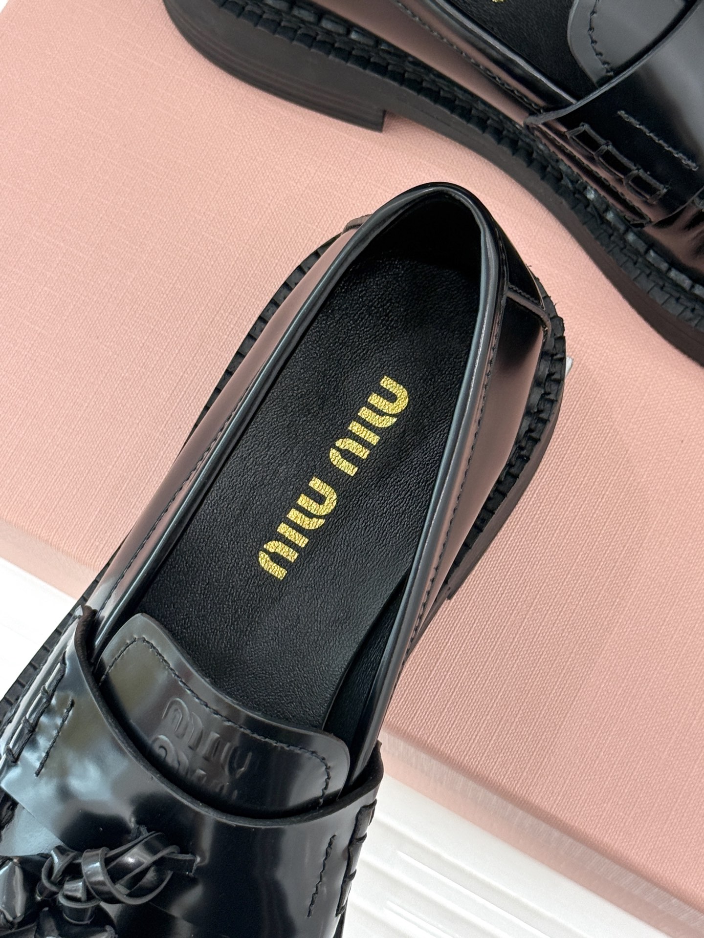 Miu Miu/缪缪25WF新品流苏马克线厚底乐福鞋这双乐福鞋简直是把时髦写在了鞋面上！标志性的流苏 随