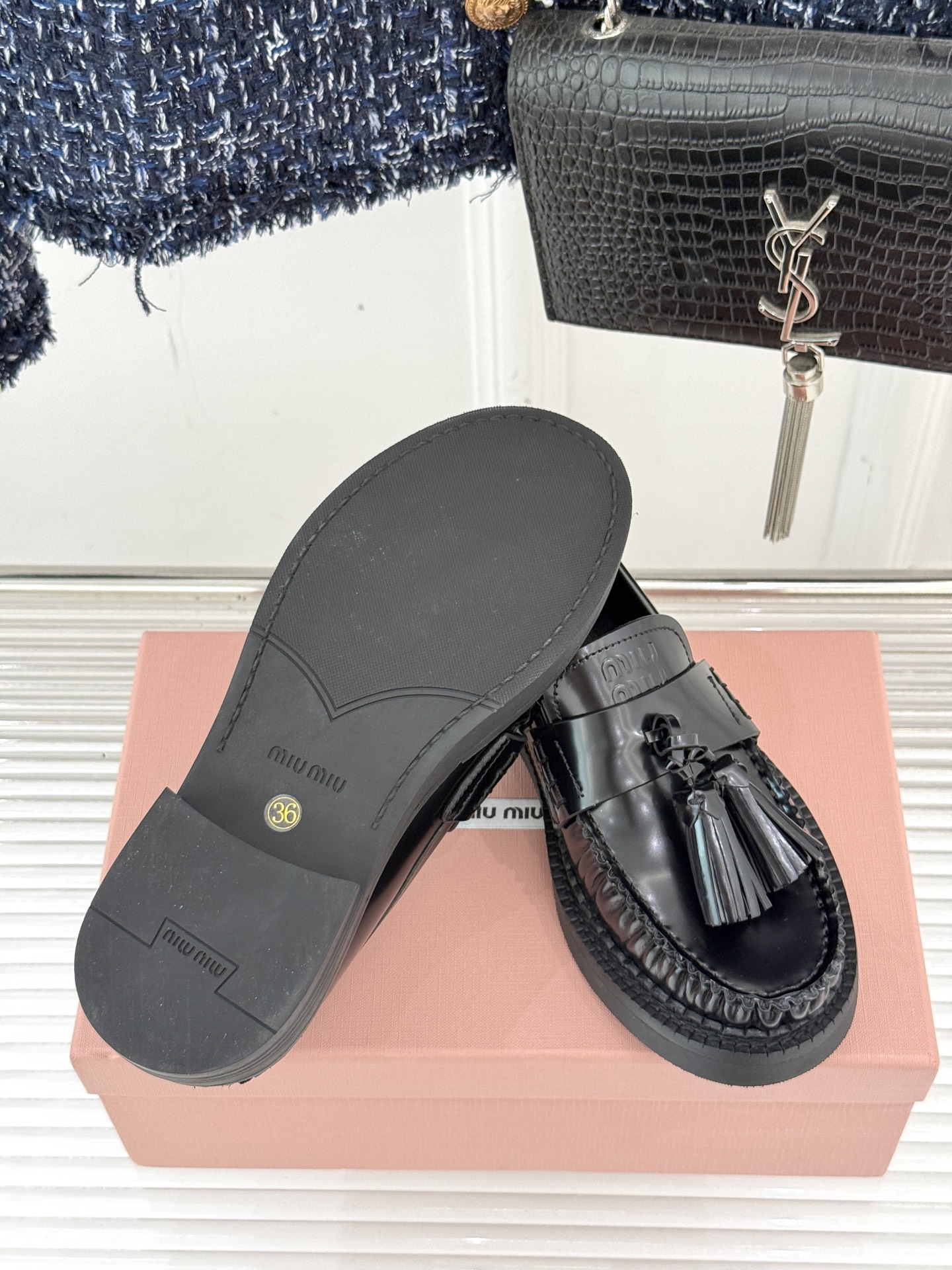 Miu Miu/缪缪25WF新品流苏马克线厚底乐福鞋这双乐福鞋简直是把时髦写在了鞋面上！标志性的流苏 随