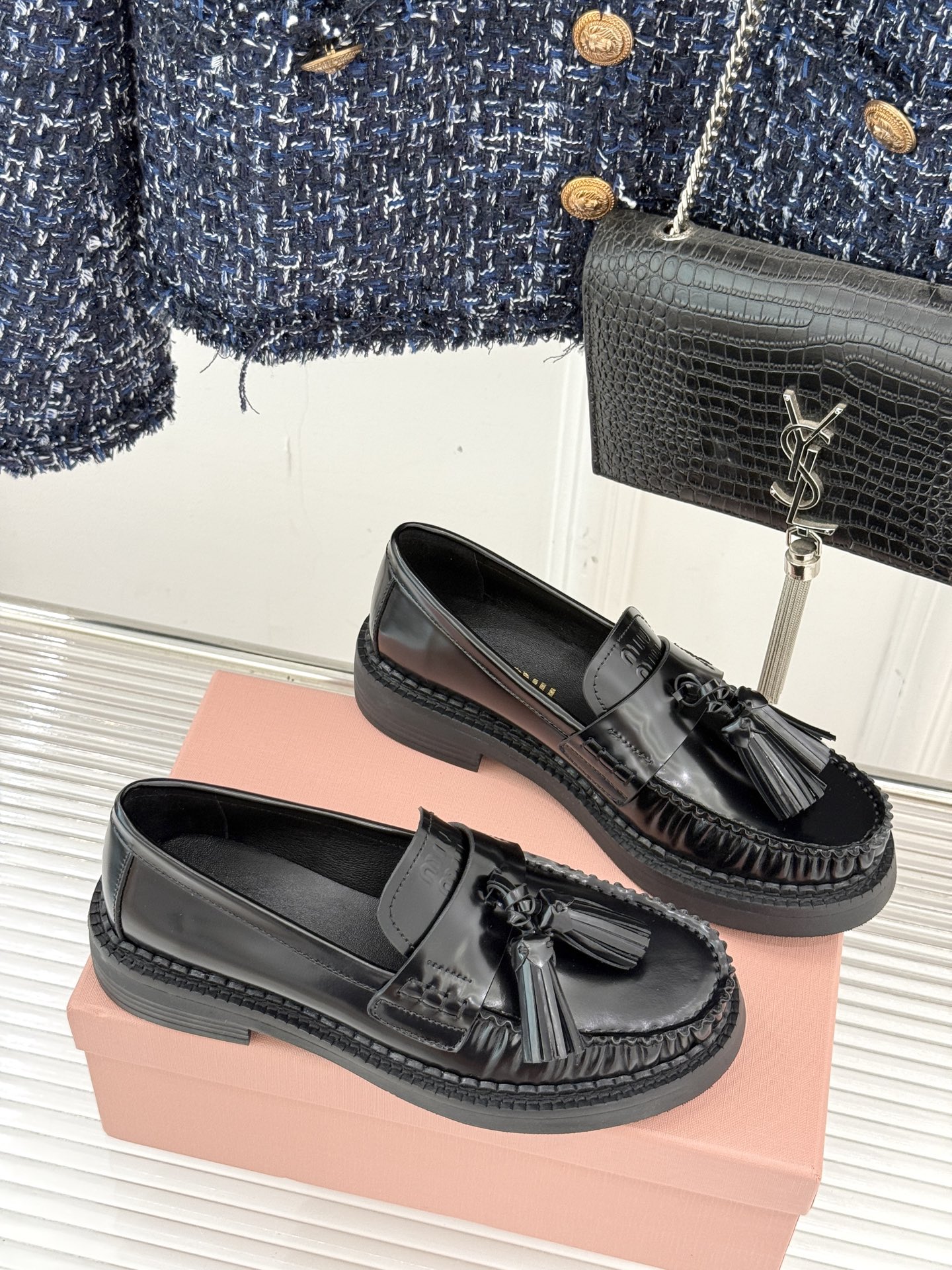 Miu Miu/缪缪25WF新品流苏马克线厚底乐福鞋这双乐福鞋简直是把时髦写在了鞋面上！标志性的流苏 随