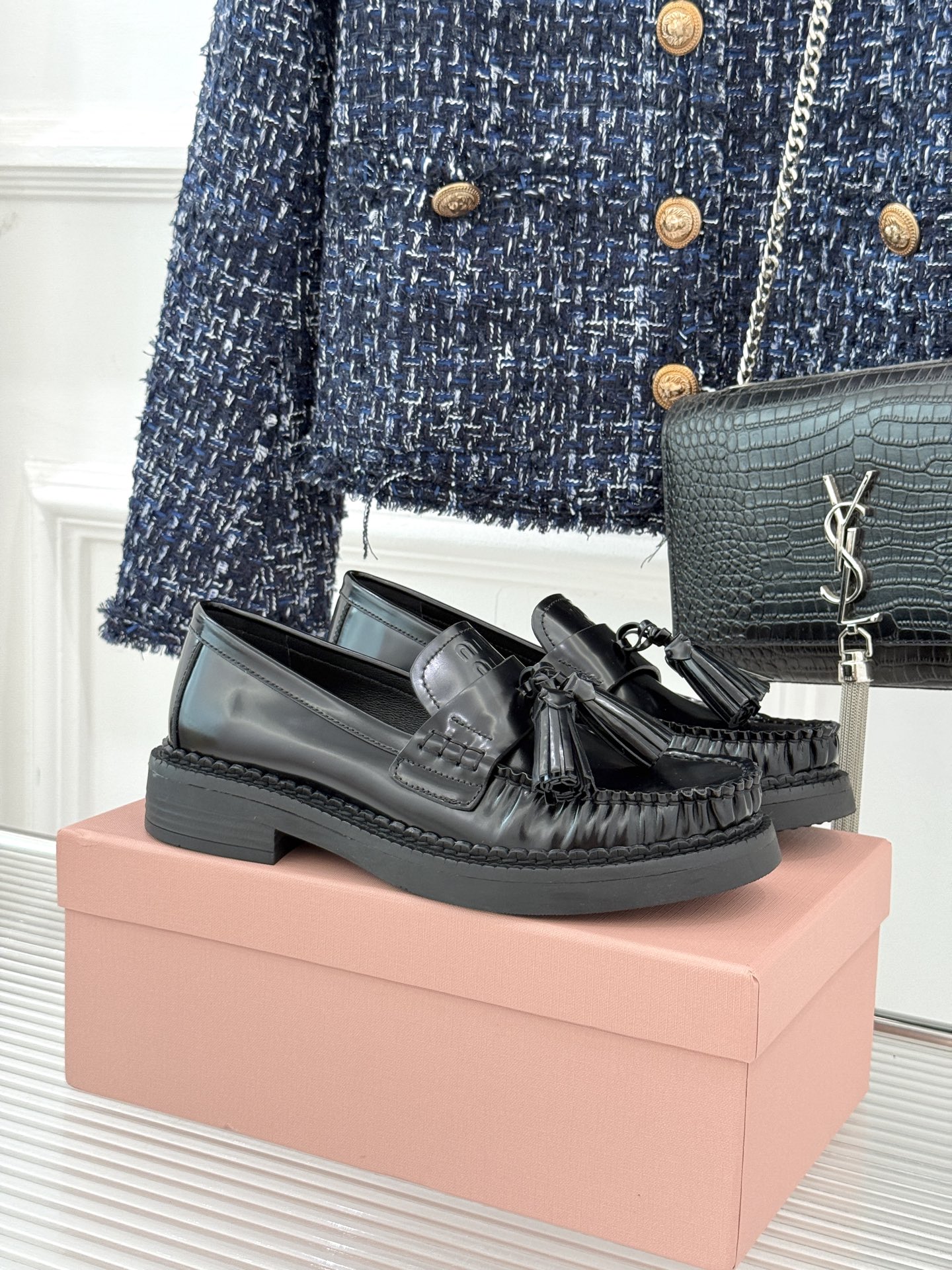 Miu Miu/缪缪25WF新品流苏马克线厚底乐福鞋这双乐福鞋简直是把时髦写在了鞋面上！标志性的流苏 随