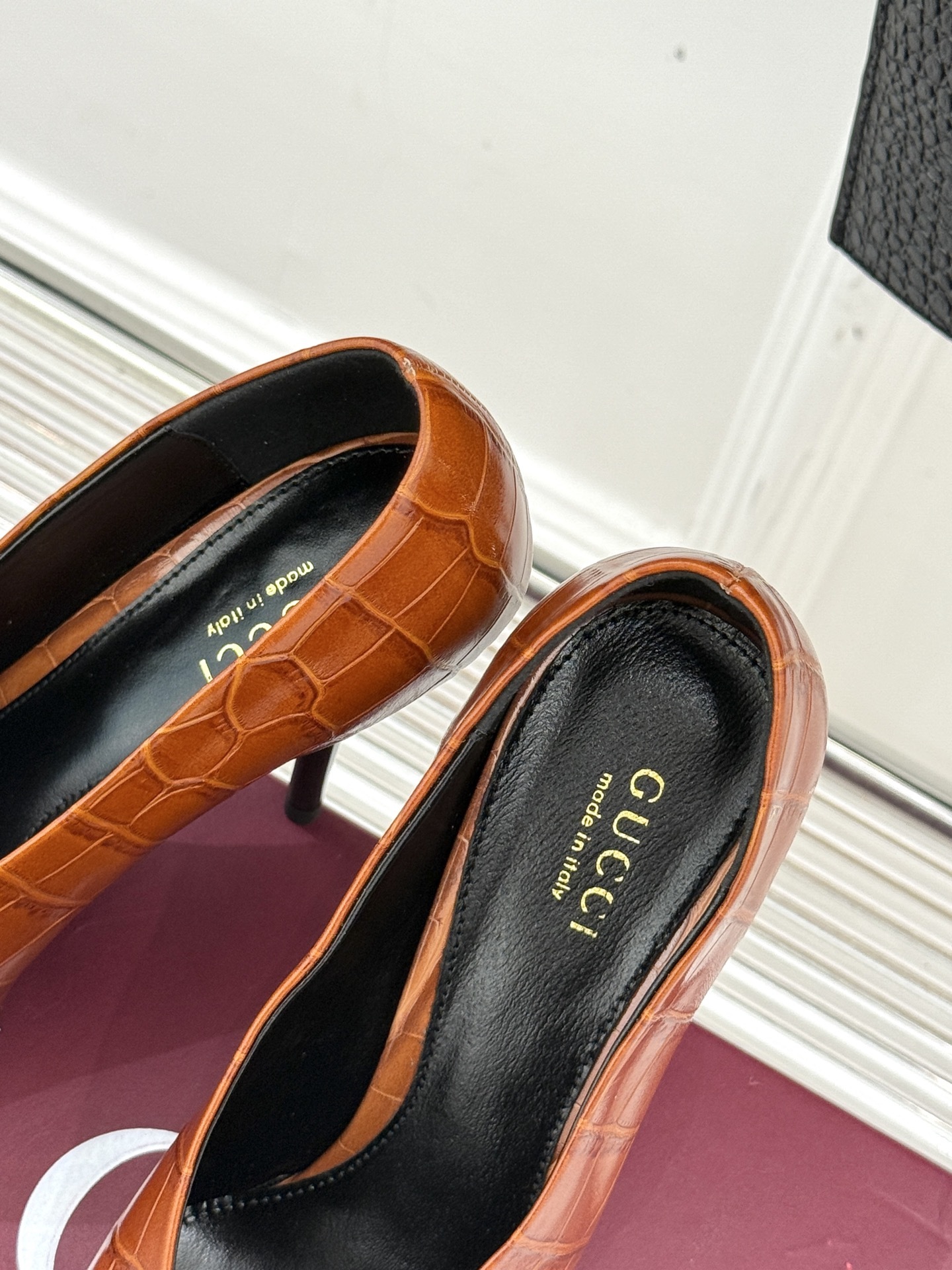 Gucci/古驰25ss春夏新品V口鳄鱼纹尖头高跟鞋标志性的V口设计 G家辨识度超高的品牌符号自带贵气