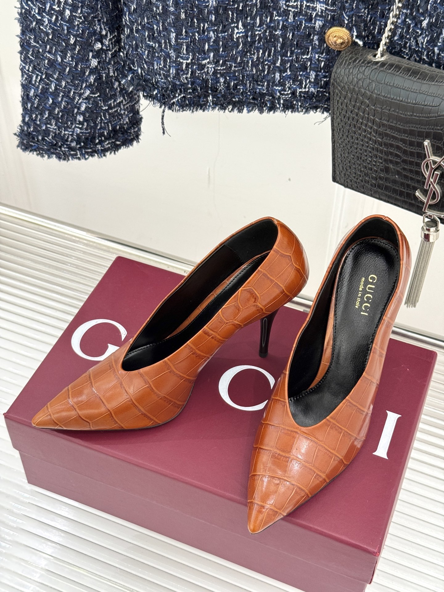 Gucci/古驰25ss春夏新品V口鳄鱼纹尖头高跟鞋标志性的V口设计 G家辨识度超高的品牌符号自带贵气