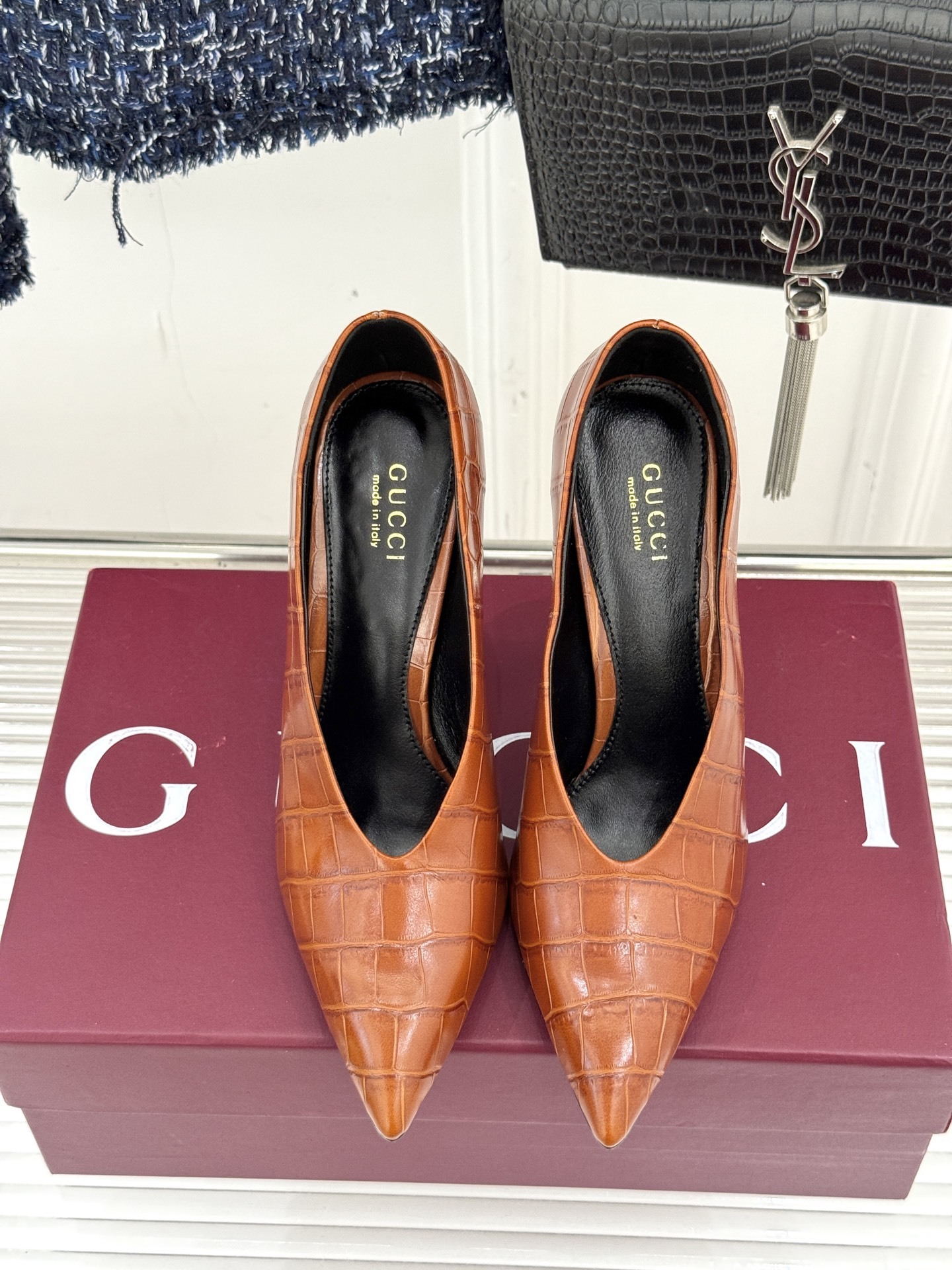 Gucci/古驰25ss春夏新品V口鳄鱼纹尖头高跟鞋标志性的V口设计 G家辨识度超高的品牌符号自带贵气